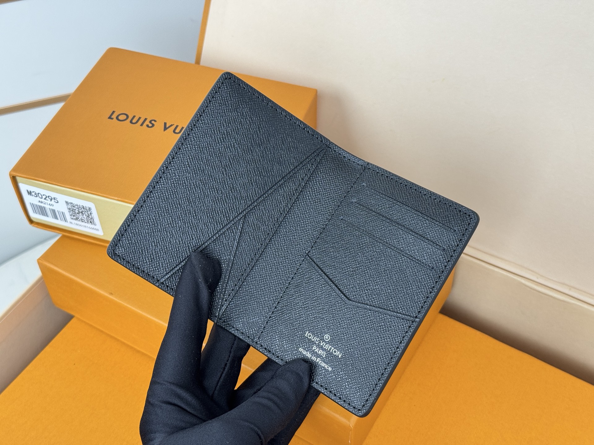 Louis Vuitton M30283十字纹黑带银扣卡片包