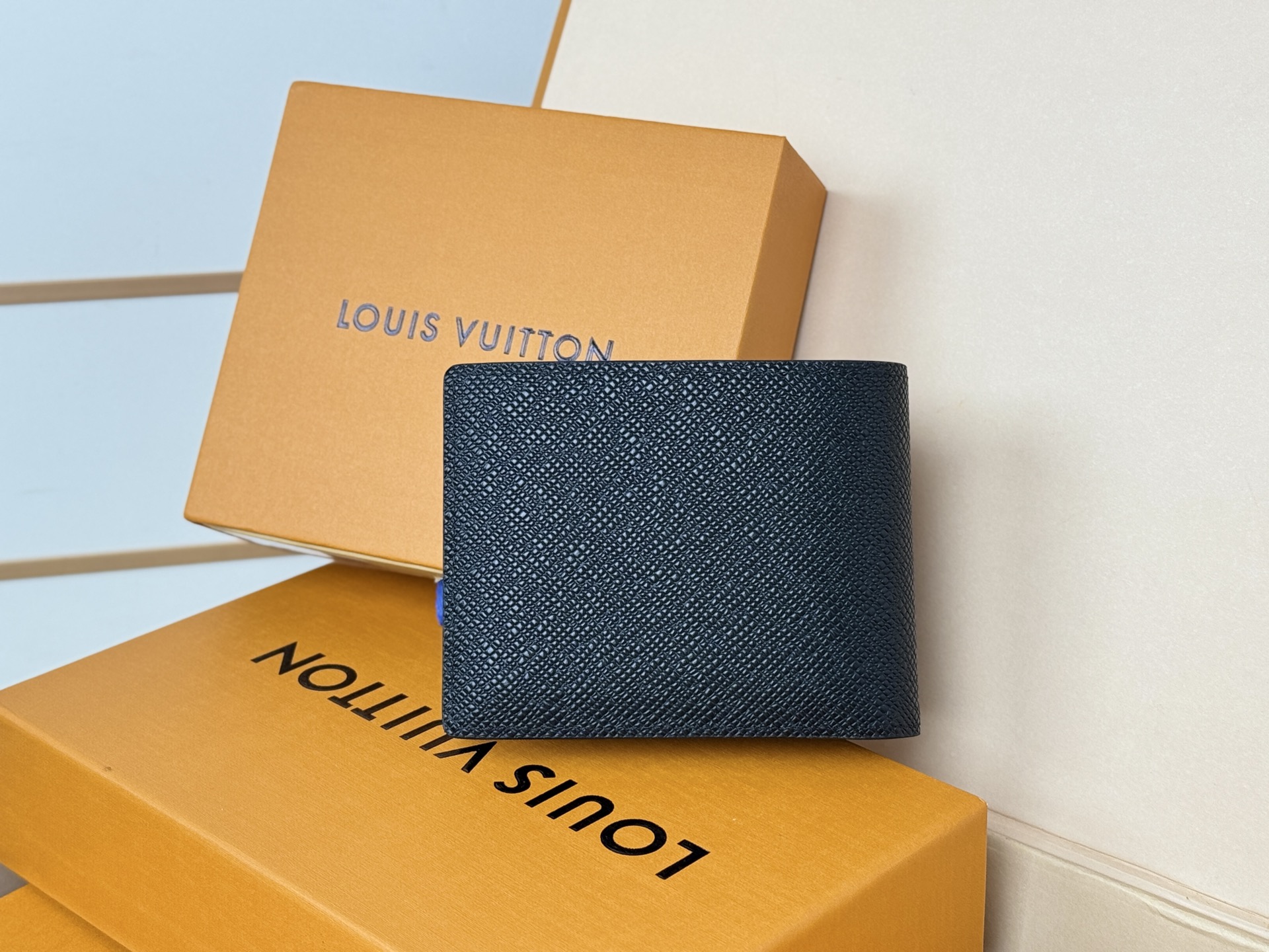 Louis Vuitton Multiple 钱夹取材路易威登 压纹 Taïga 皮革 兼备雅致与功能 银色 LV 字母标识娓娓道出品牌格调