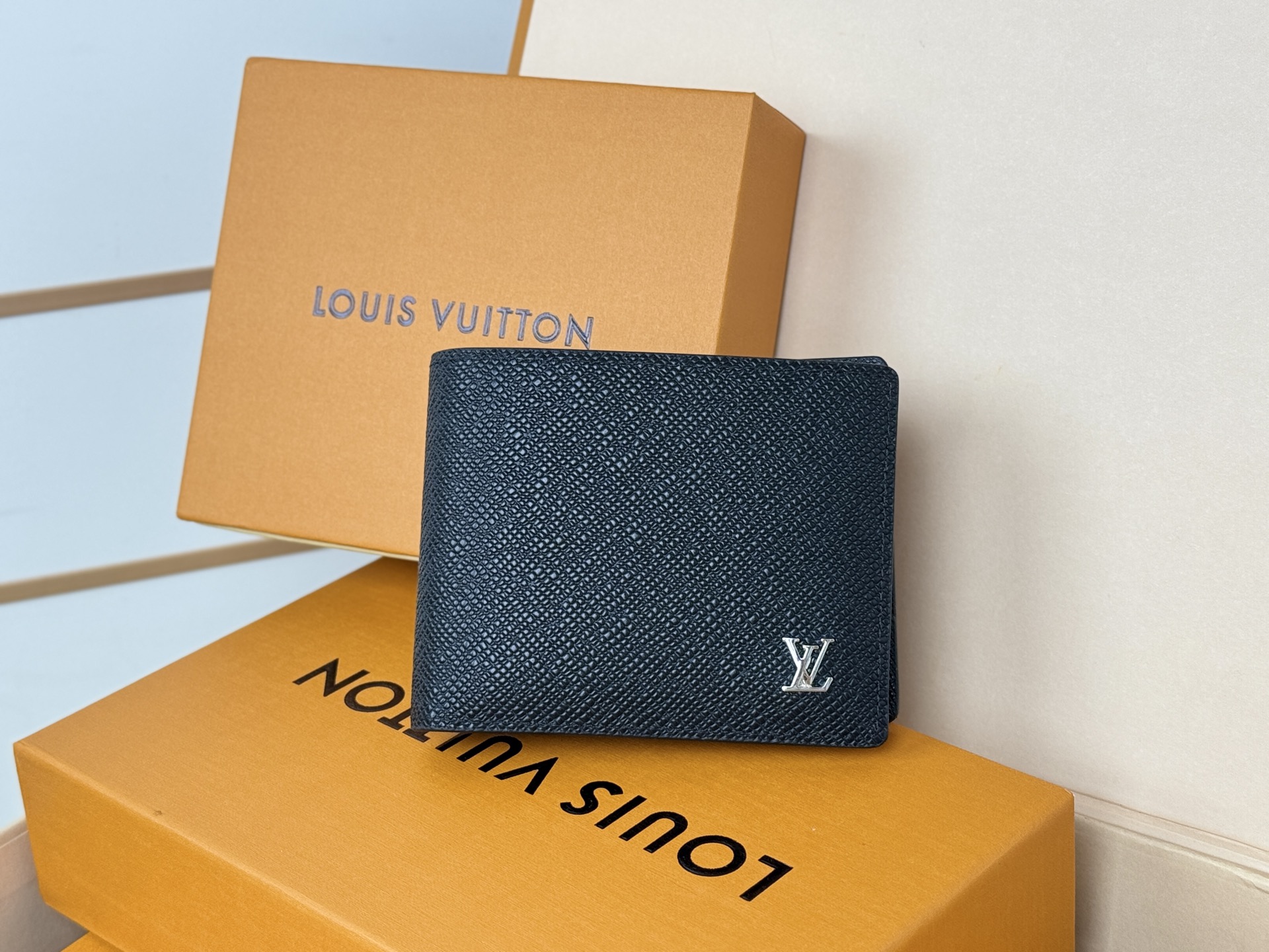 Louis Vuitton Multiple 钱夹取材路易威登 压纹 Taïga 皮革 兼备雅致与功能 银色 LV 字母标识娓娓道出品牌格调