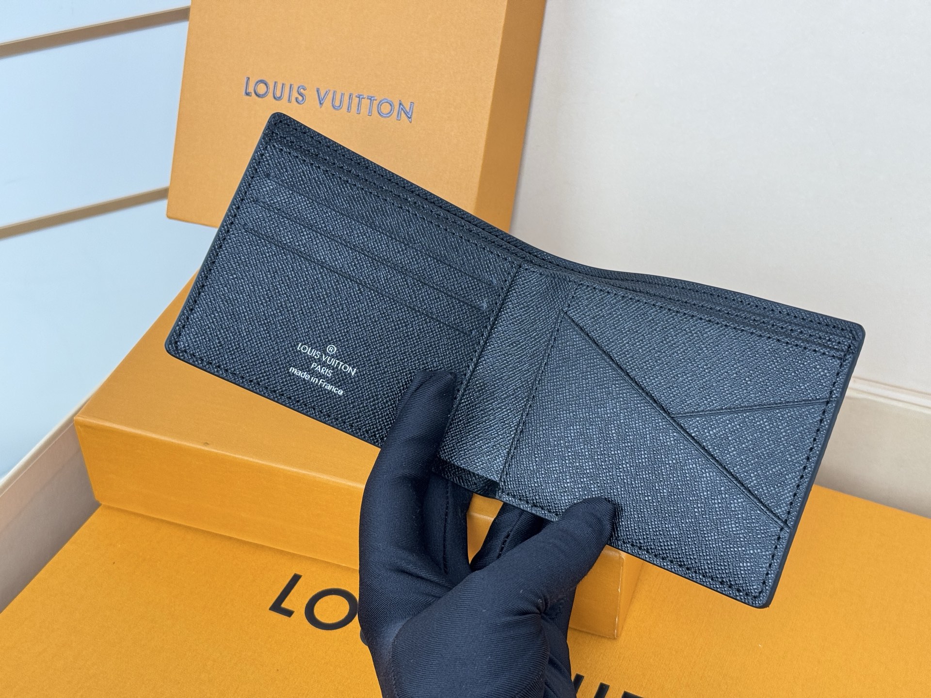 Louis Vuitton Multiple 钱夹取材路易威登 压纹 Taïga 皮革 兼备雅致与功能 银色 LV 字母标识娓娓道出品牌格调
