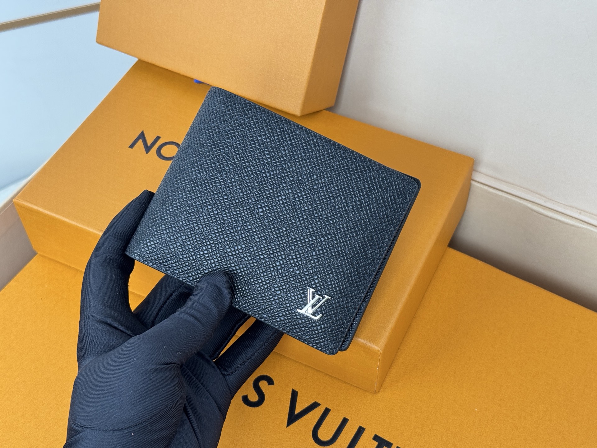 Louis Vuitton Multiple 钱夹取材路易威登 压纹 Taïga 皮革 兼备雅致与功能 银色 LV 字母标识娓娓道出品牌格调