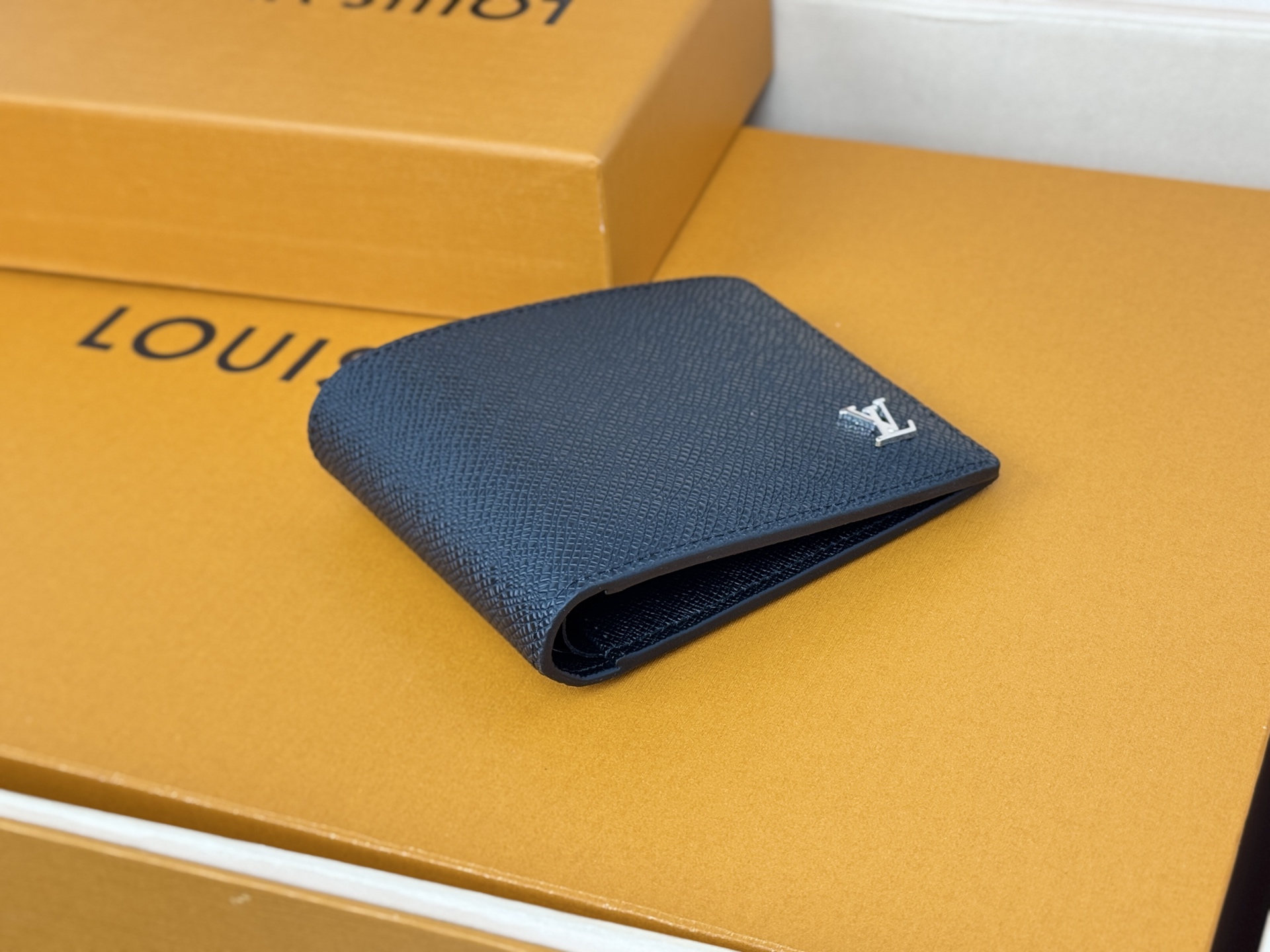 Louis Vuitton Multiple 钱夹取材路易威登 压纹 Taïga 皮革 兼备雅致与功能 银色 LV 字母标识娓娓道出品牌格调