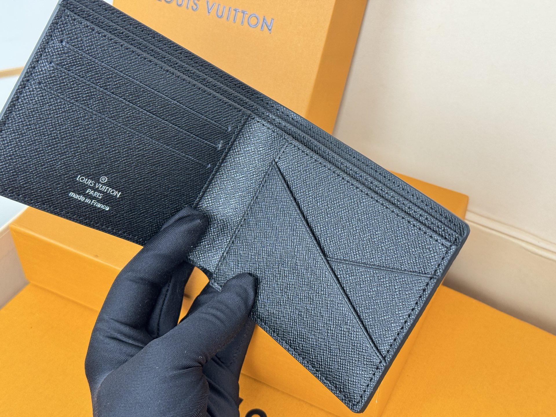 Louis Vuitton Multiple 钱夹取材路易威登 压纹 Taïga 皮革 兼备雅致与功能 银色 LV 字母标识娓娓道出品牌格调