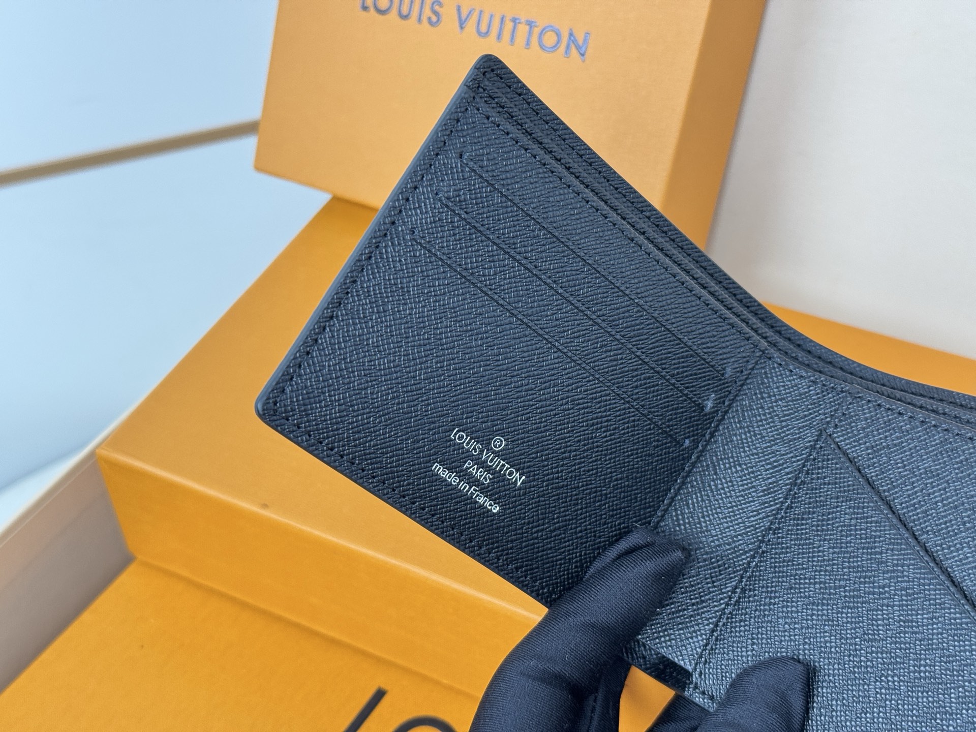 Louis Vuitton Multiple 钱夹取材路易威登 压纹 Taïga 皮革 兼备雅致与功能 银色 LV 字母标识娓娓道出品牌格调