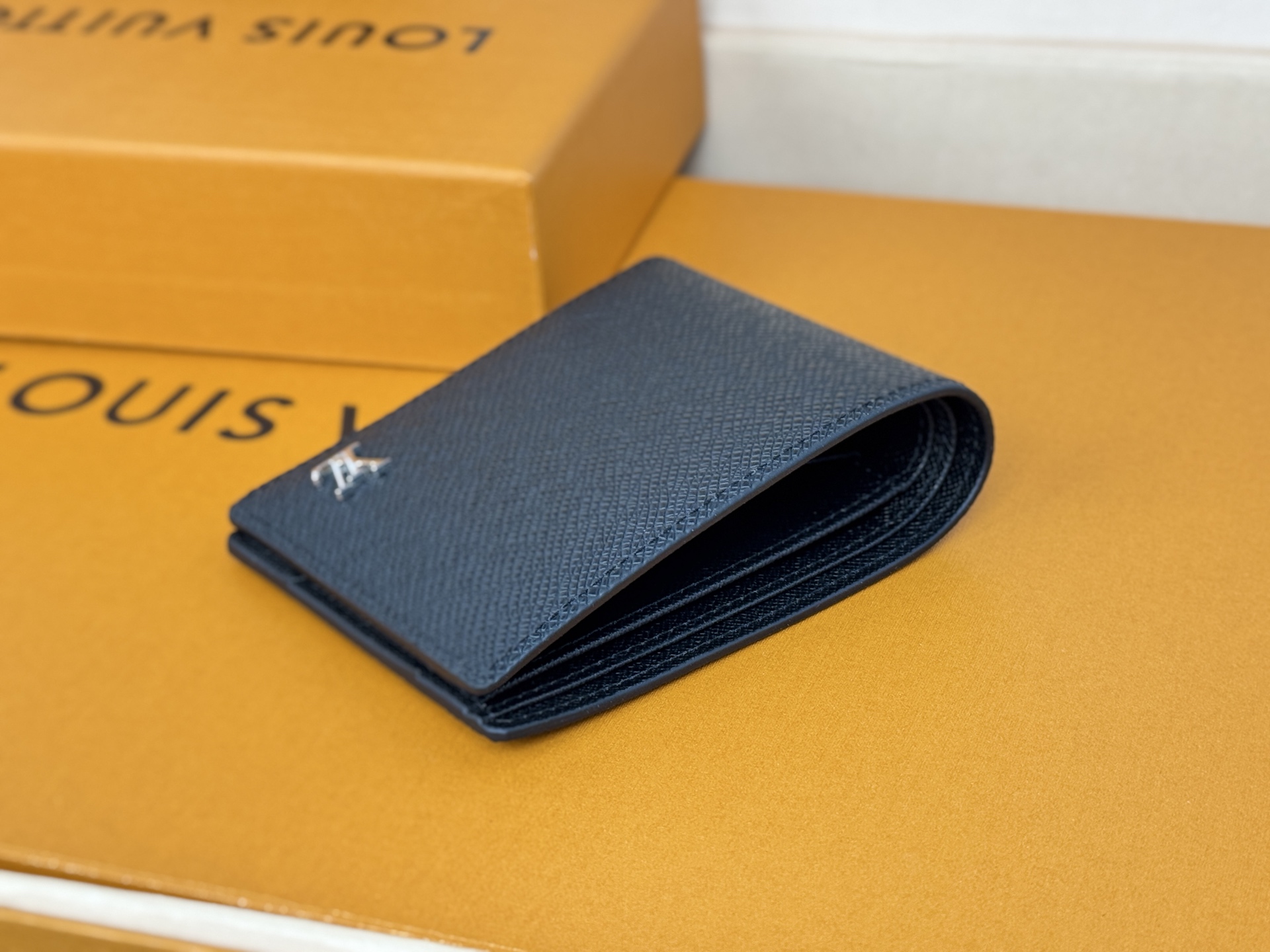 Louis Vuitton Multiple 钱夹取材路易威登 压纹 Taïga 皮革 兼备雅致与功能 银色 LV 字母标识娓娓道出品牌格调