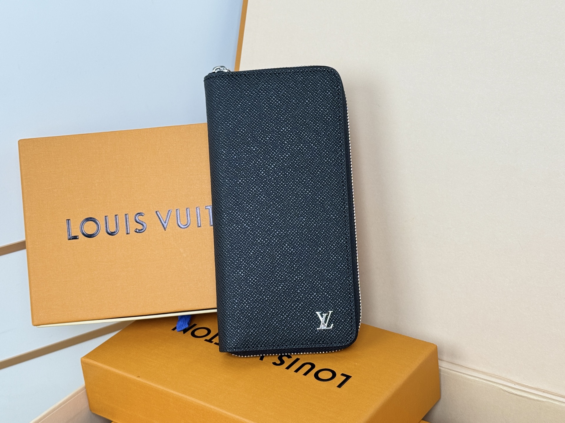 Louis Vuitton M30317Zippy Vertical