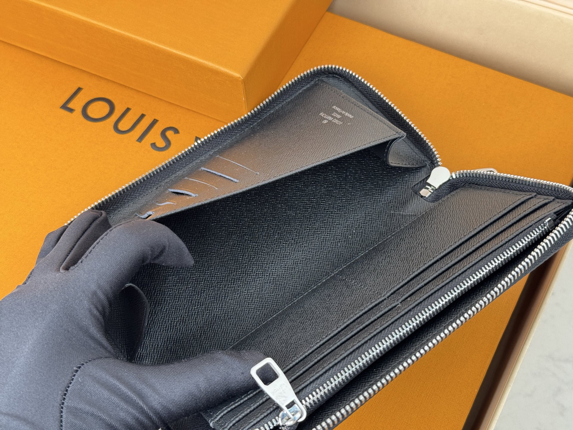 Louis Vuitton M30317Zippy Vertical
