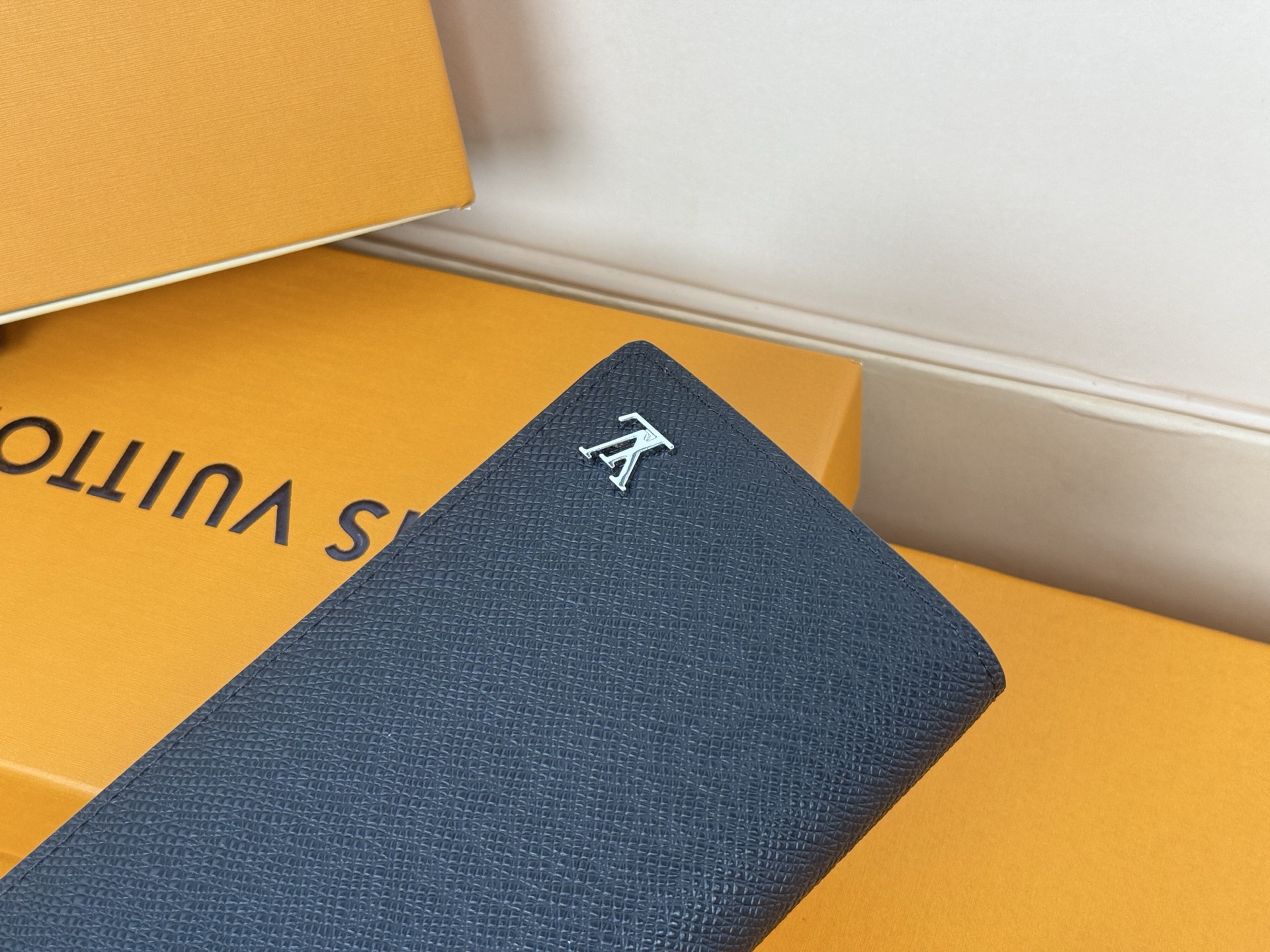 Louis Vuitton M30285 黑色十字纹 这款皮夹是为了纪念居住于非洲的探险家Pierre