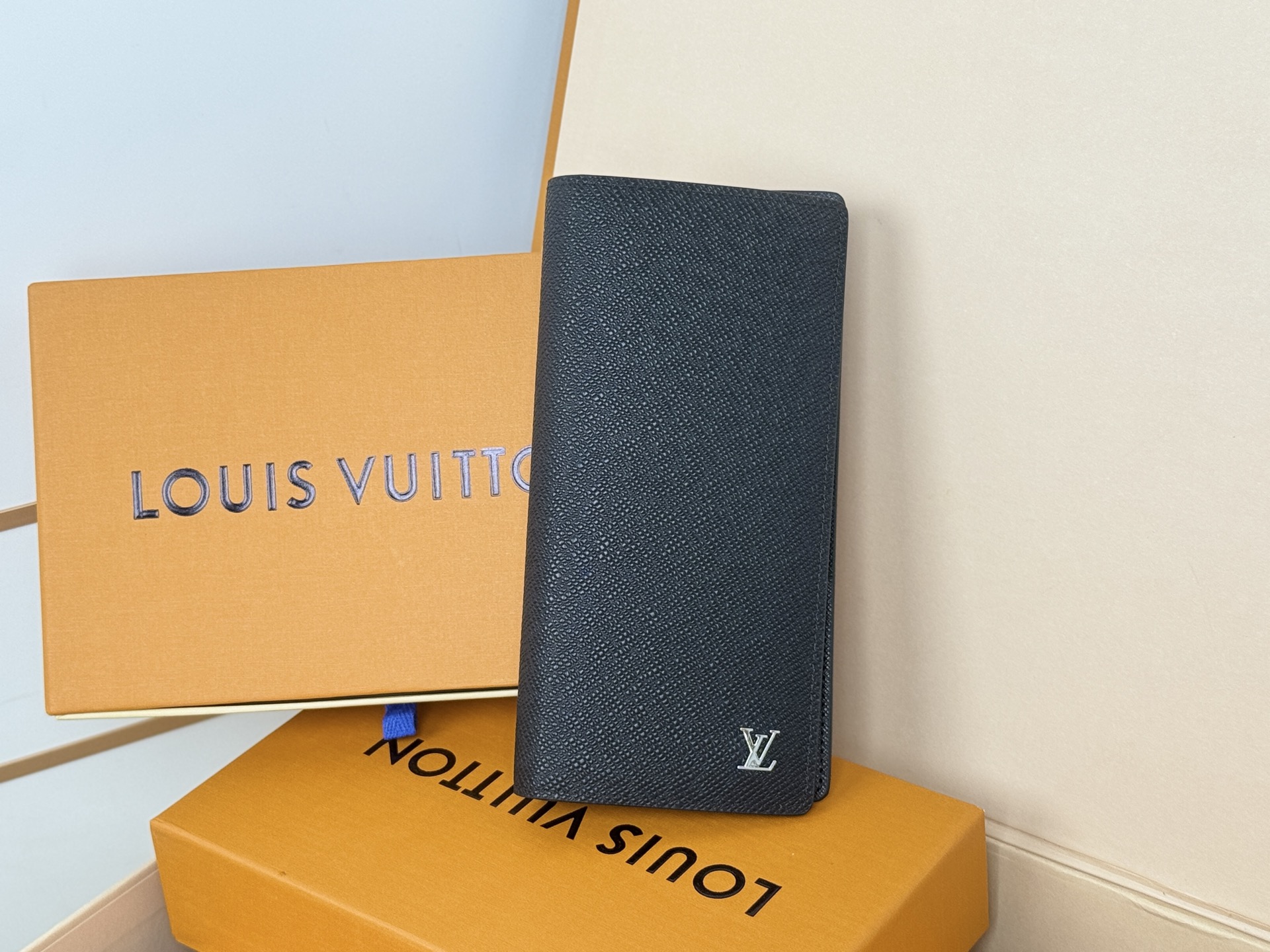Louis Vuitton M30285 黑色十字纹 这款皮夹是为了纪念居住于非洲的探险家Pierre