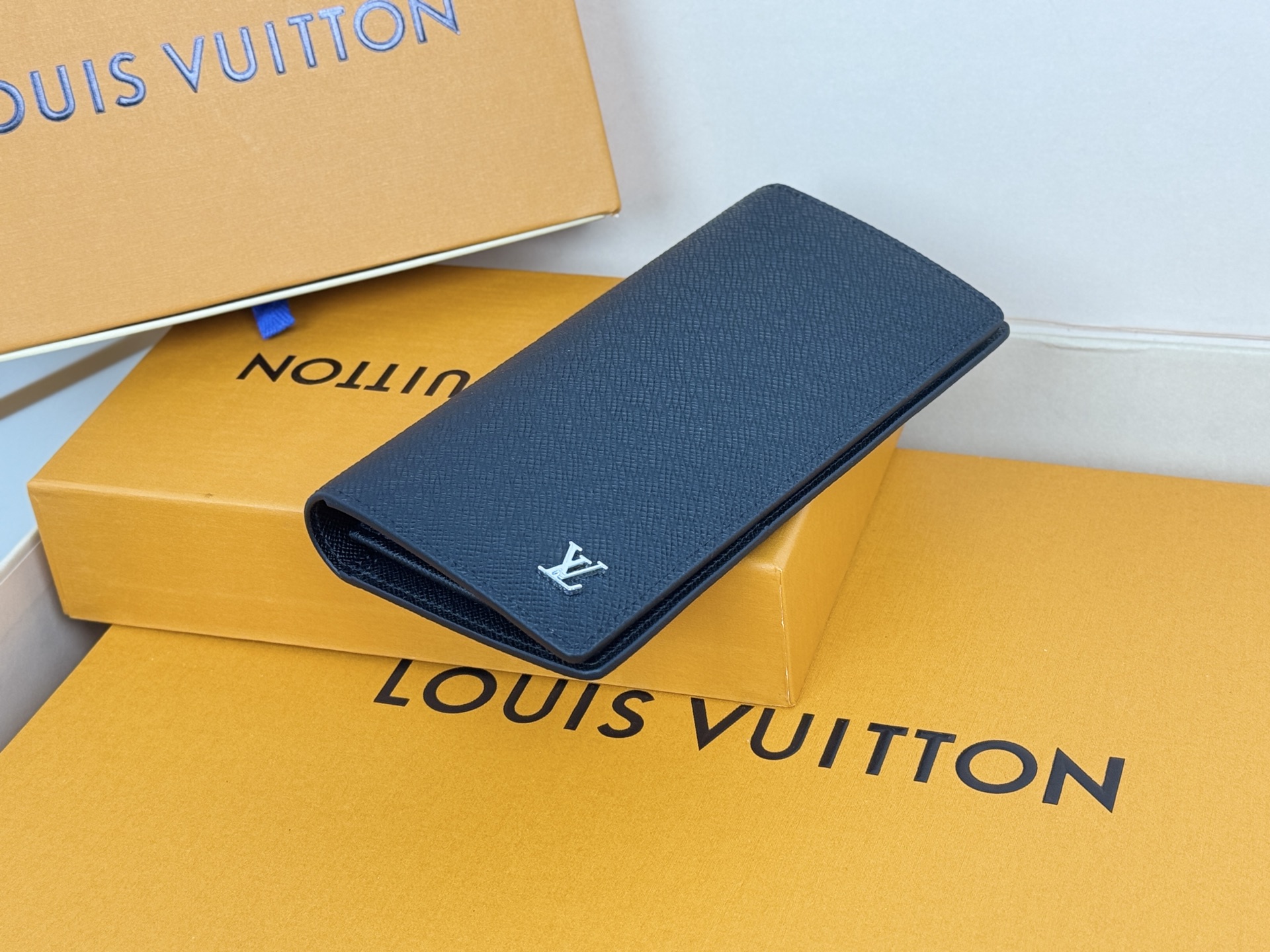 Louis Vuitton M30285 黑色十字纹 这款皮夹是为了纪念居住于非洲的探险家Pierre
