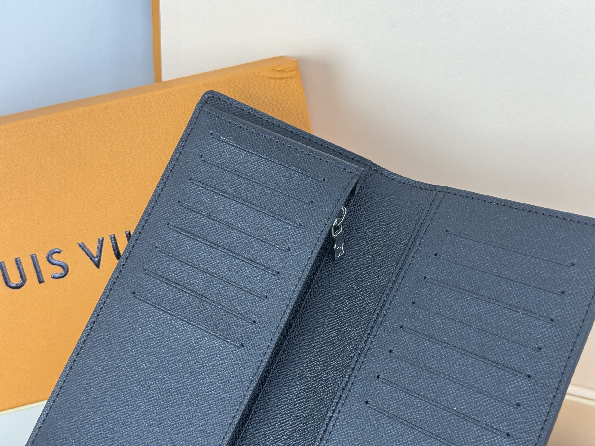 Louis Vuitton M30285 黑色十字纹 这款皮夹是为了纪念居住于非洲的探险家Pierre