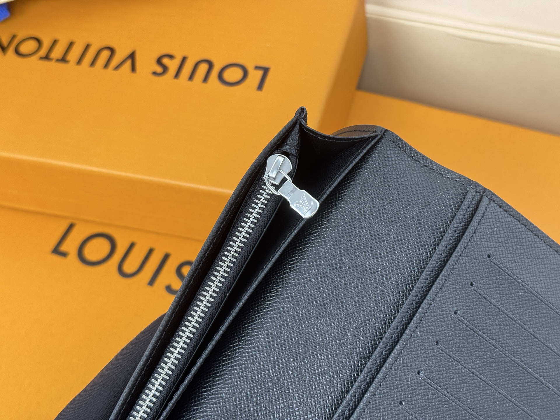 Louis Vuitton M30285 黑色十字纹 这款皮夹是为了纪念居住于非洲的探险家Pierre