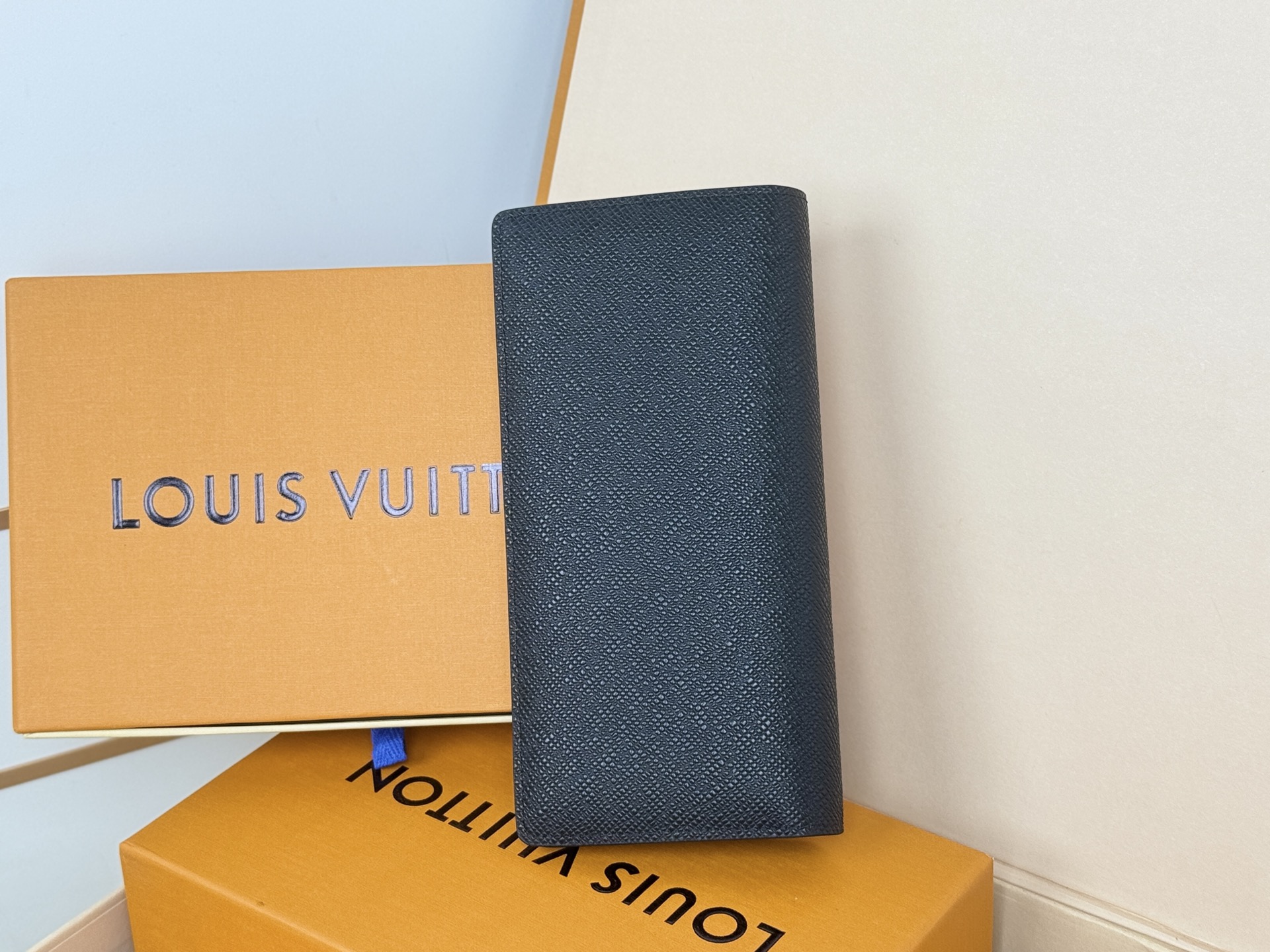 Louis Vuitton M30285 黑色十字纹 这款皮夹是为了纪念居住于非洲的探险家Pierre