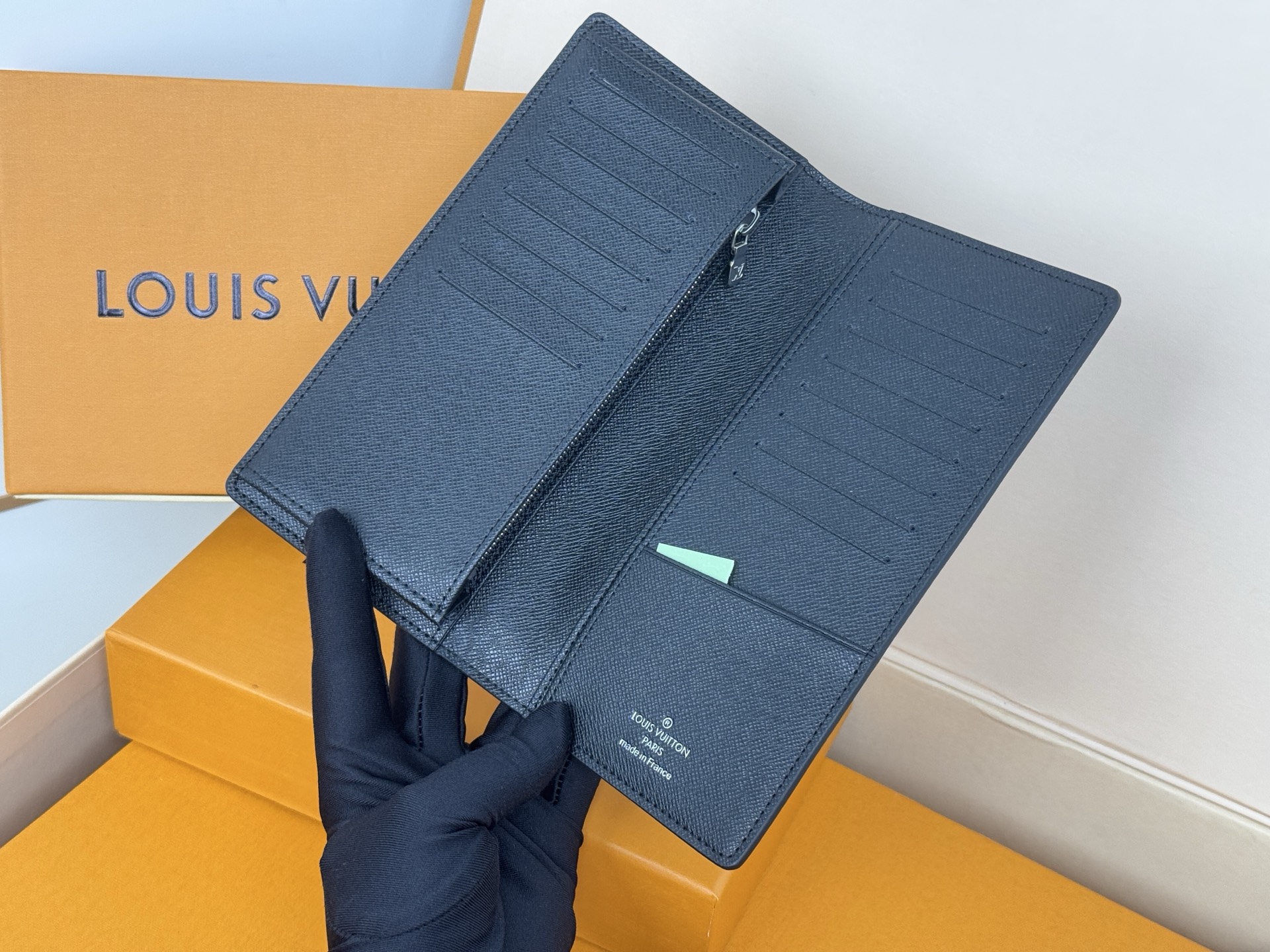 Louis Vuitton M30285 黑色十字纹 这款皮夹是为了纪念居住于非洲的探险家Pierre