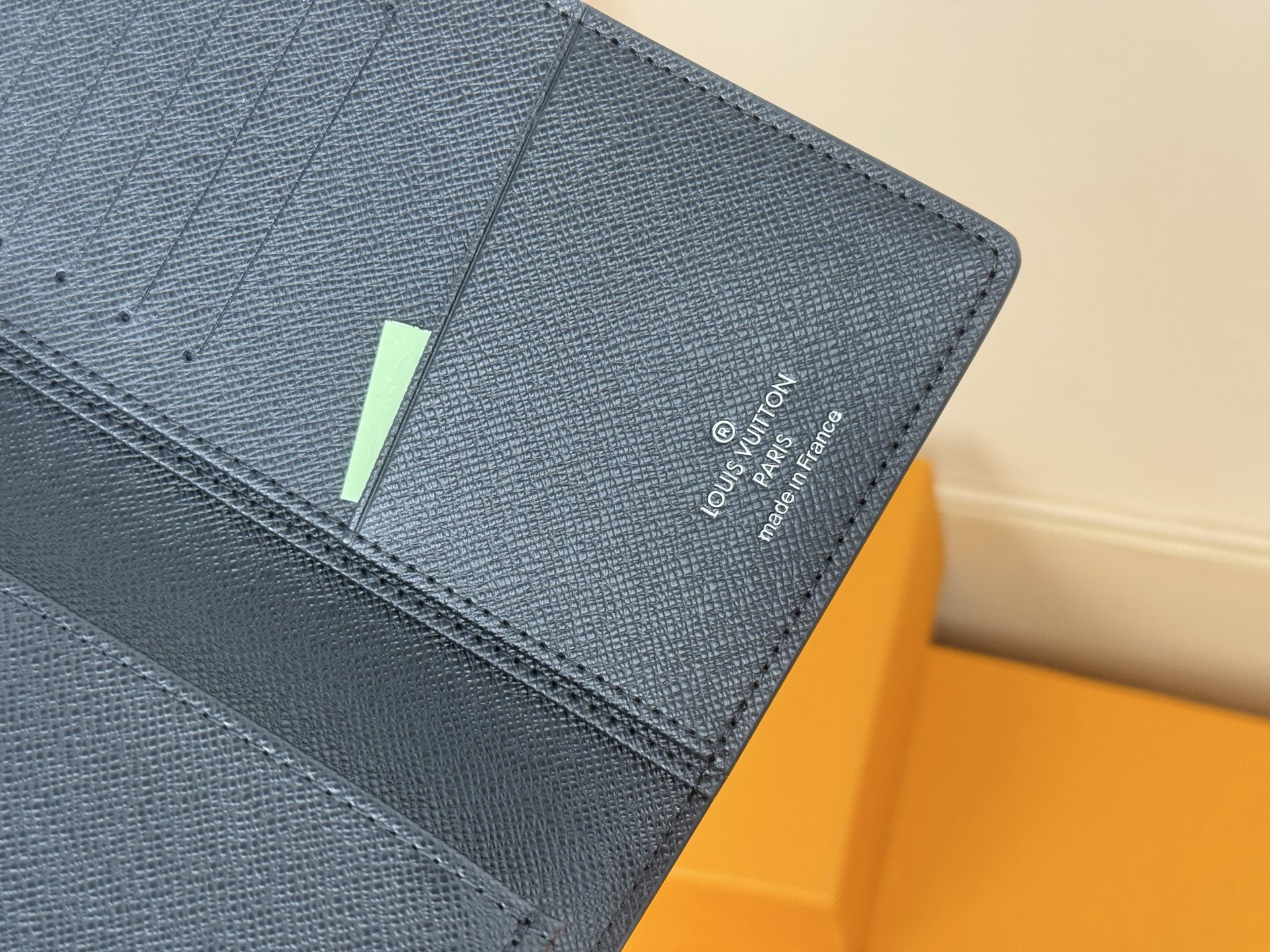 Louis Vuitton M30285 黑色十字纹 这款皮夹是为了纪念居住于非洲的探险家Pierre