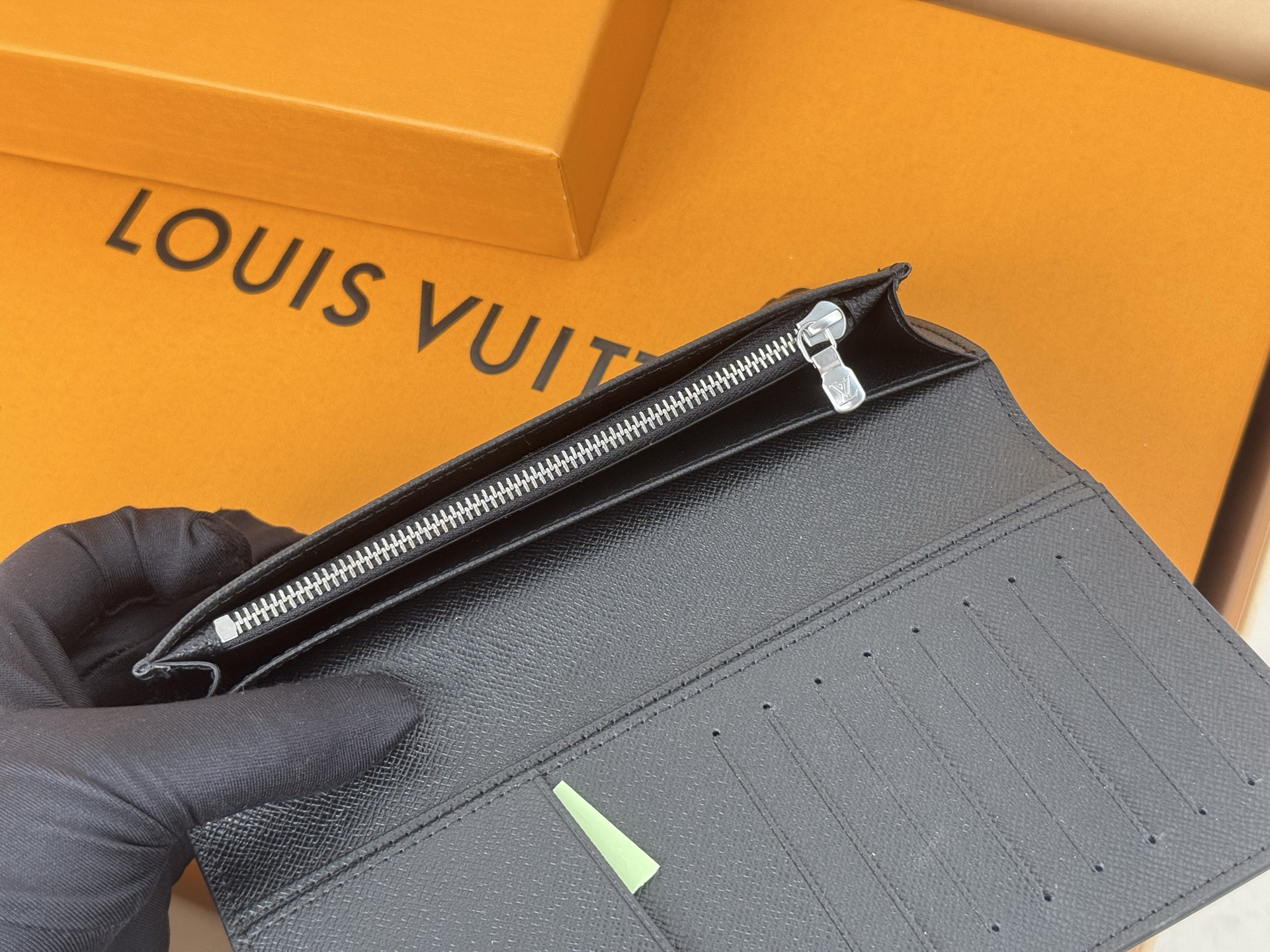 Louis Vuitton M30285 黑色十字纹 这款皮夹是为了纪念居住于非洲的探险家Pierre