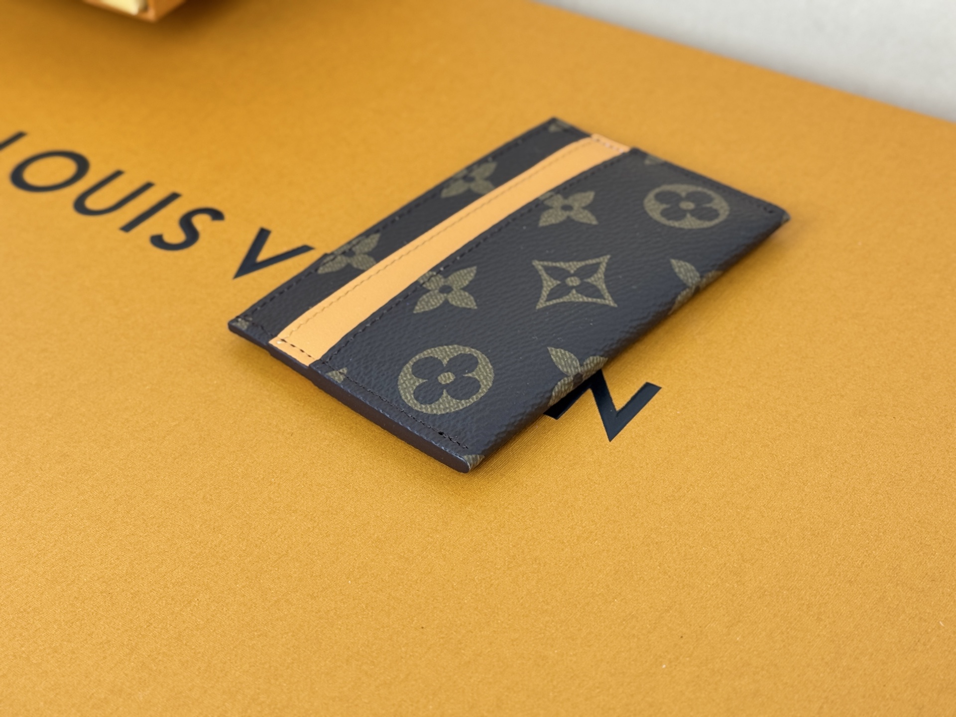 Louis Vuitton M12844黄 此款采用全新 Monogram Eclipse 涂层帆布材质的卡片夹风格靓丽而