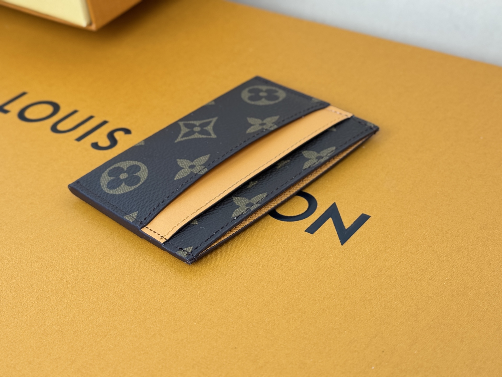 Louis Vuitton M12844黄 此款采用全新 Monogram Eclipse 涂层帆布材质的卡片夹风格靓丽而