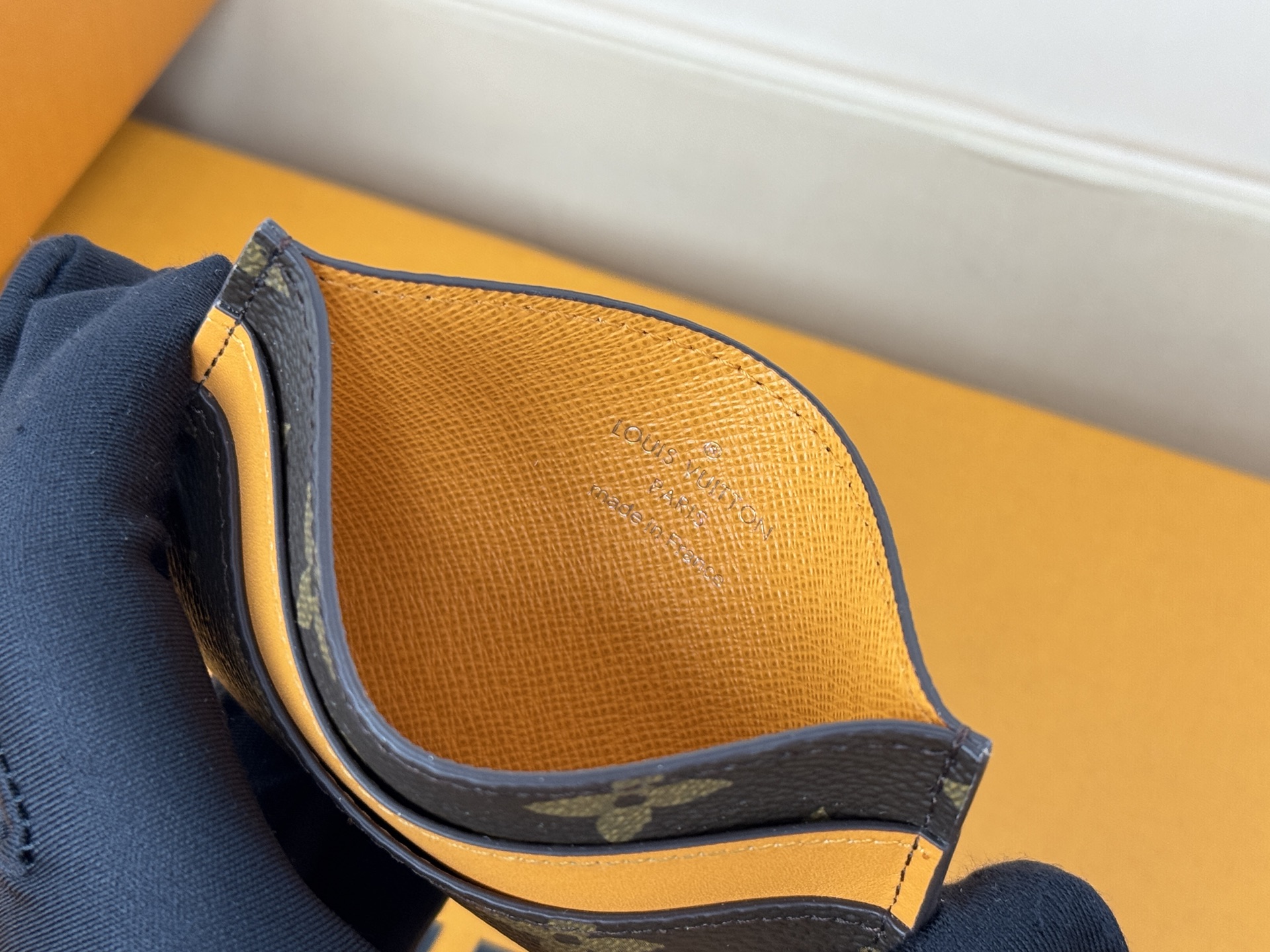 Louis Vuitton M12844黄 此款采用全新 Monogram Eclipse 涂层帆布材质的卡片夹风格靓丽而