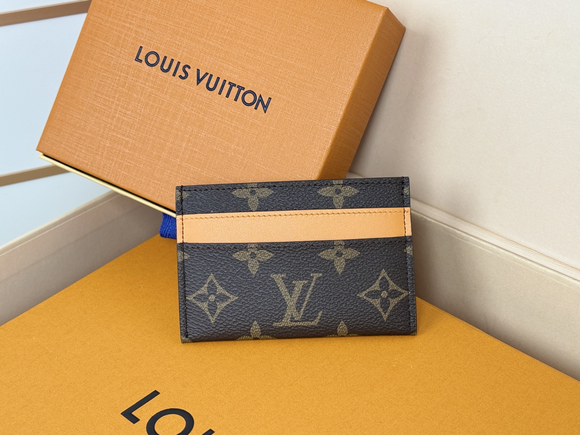 Louis Vuitton M12844黄 此款采用全新 Monogram Eclipse 涂层帆布材质的卡片夹风格靓丽而