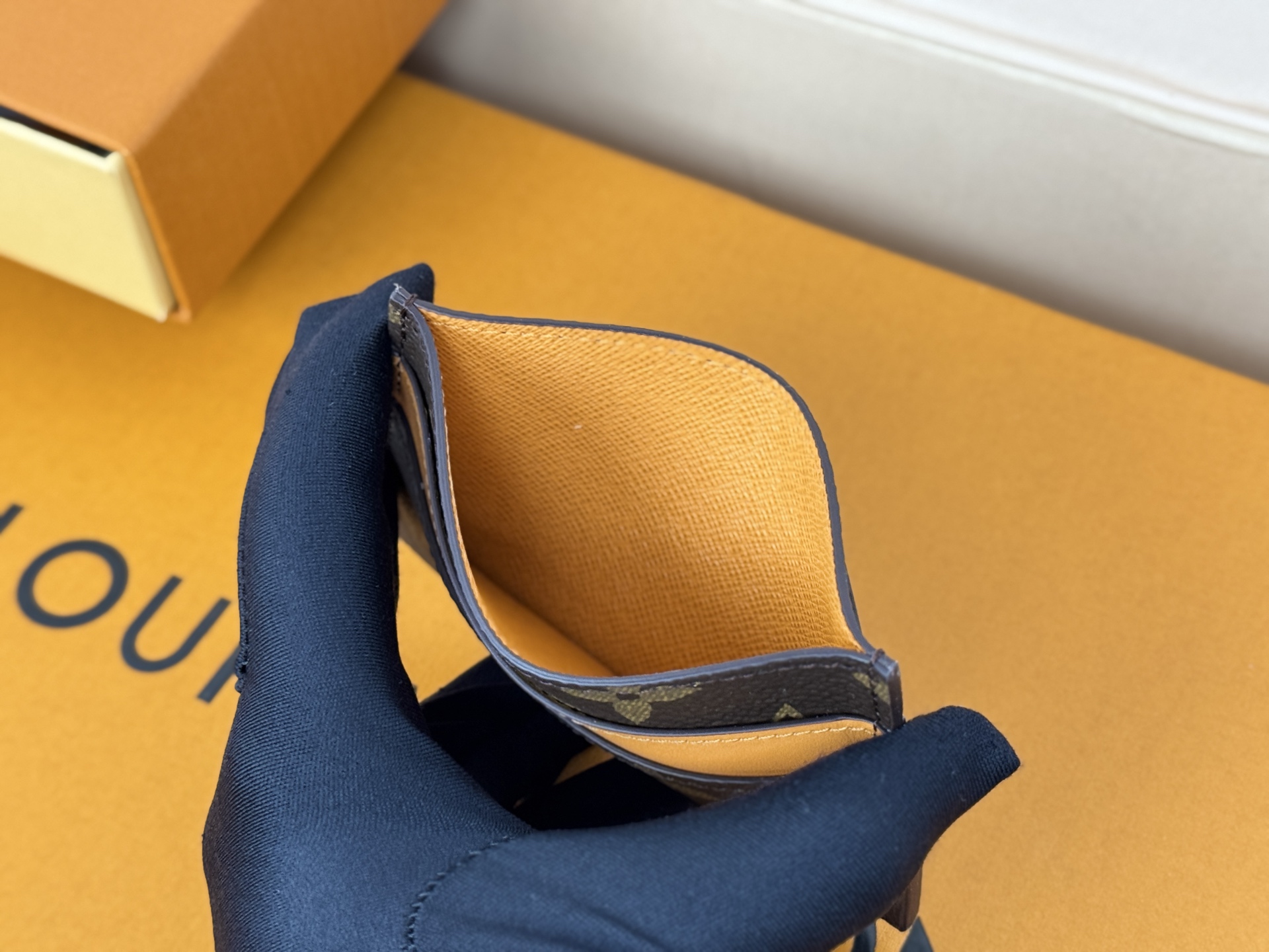 Louis Vuitton M12844黄 此款采用全新 Monogram Eclipse 涂层帆布材质的卡片夹风格靓丽而