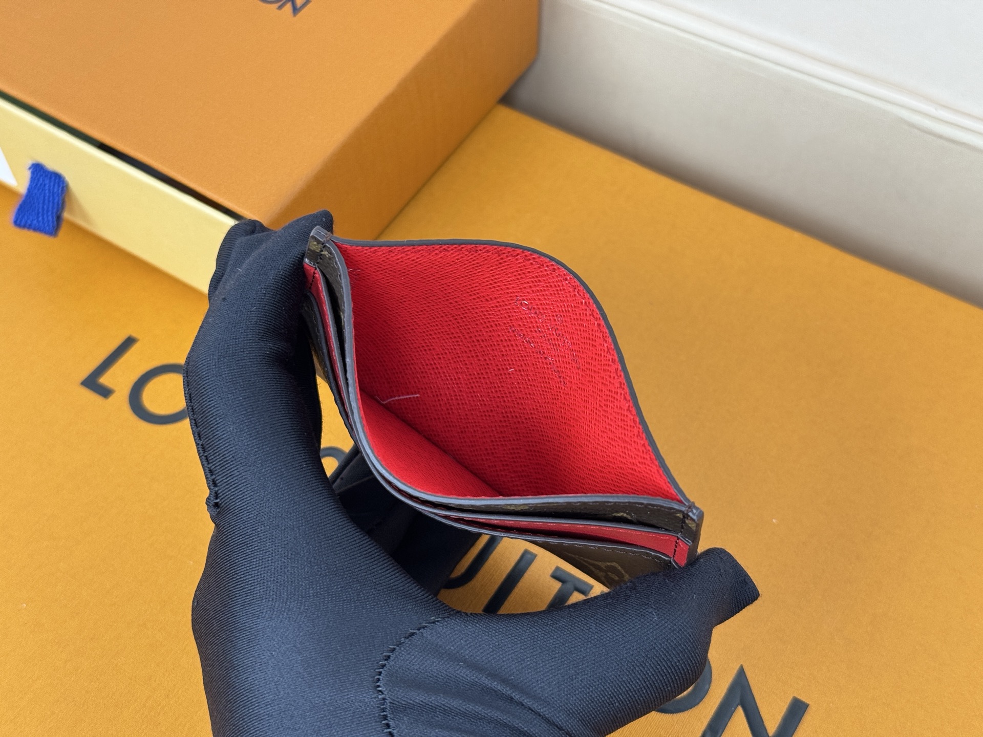 Louis Vuitton M12840 此款采用全新 Monogram Eclipse 涂层帆布材质的卡片夹风格靓丽而