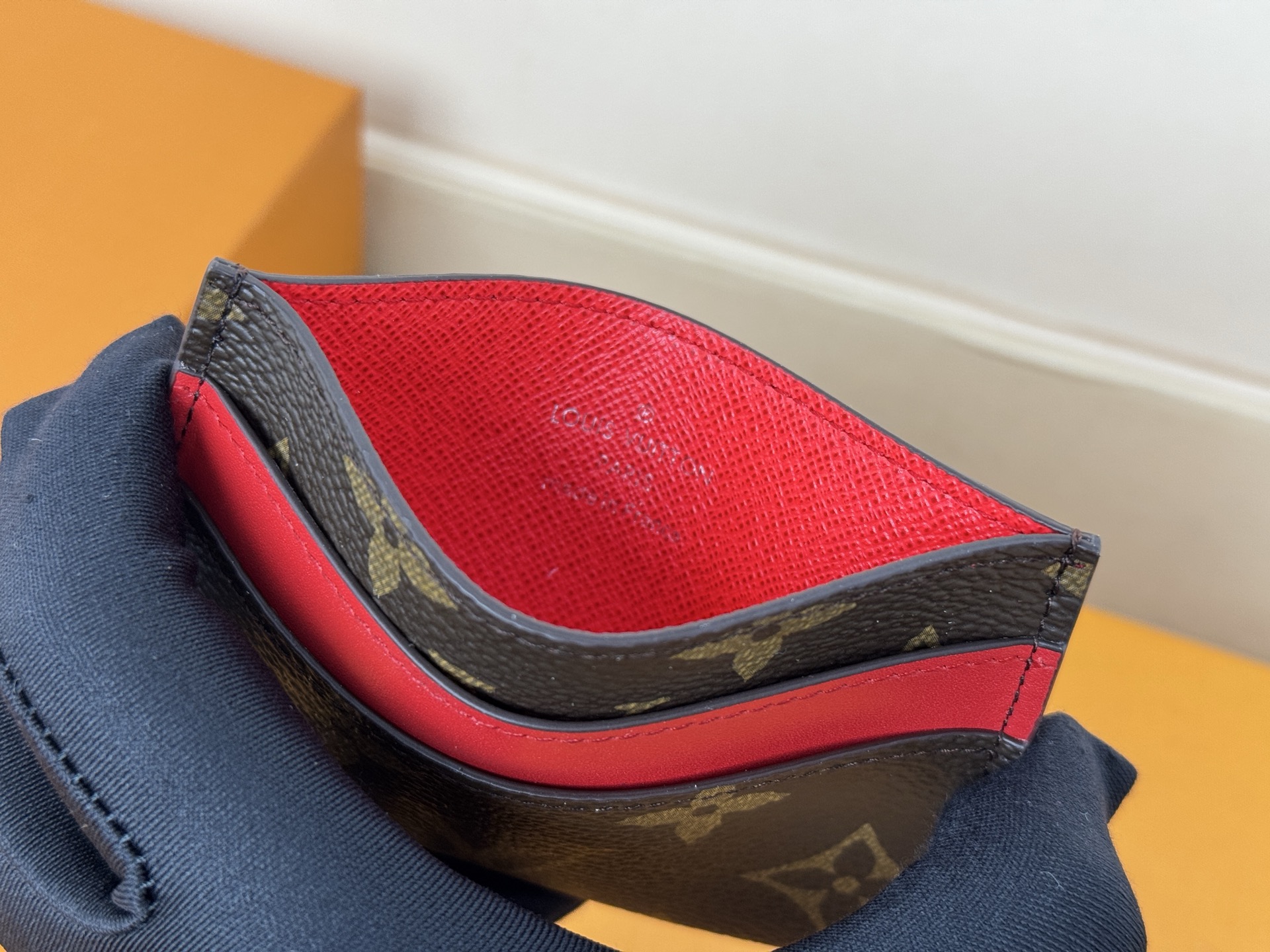 Louis Vuitton M12840 此款采用全新 Monogram Eclipse 涂层帆布材质的卡片夹风格靓丽而
