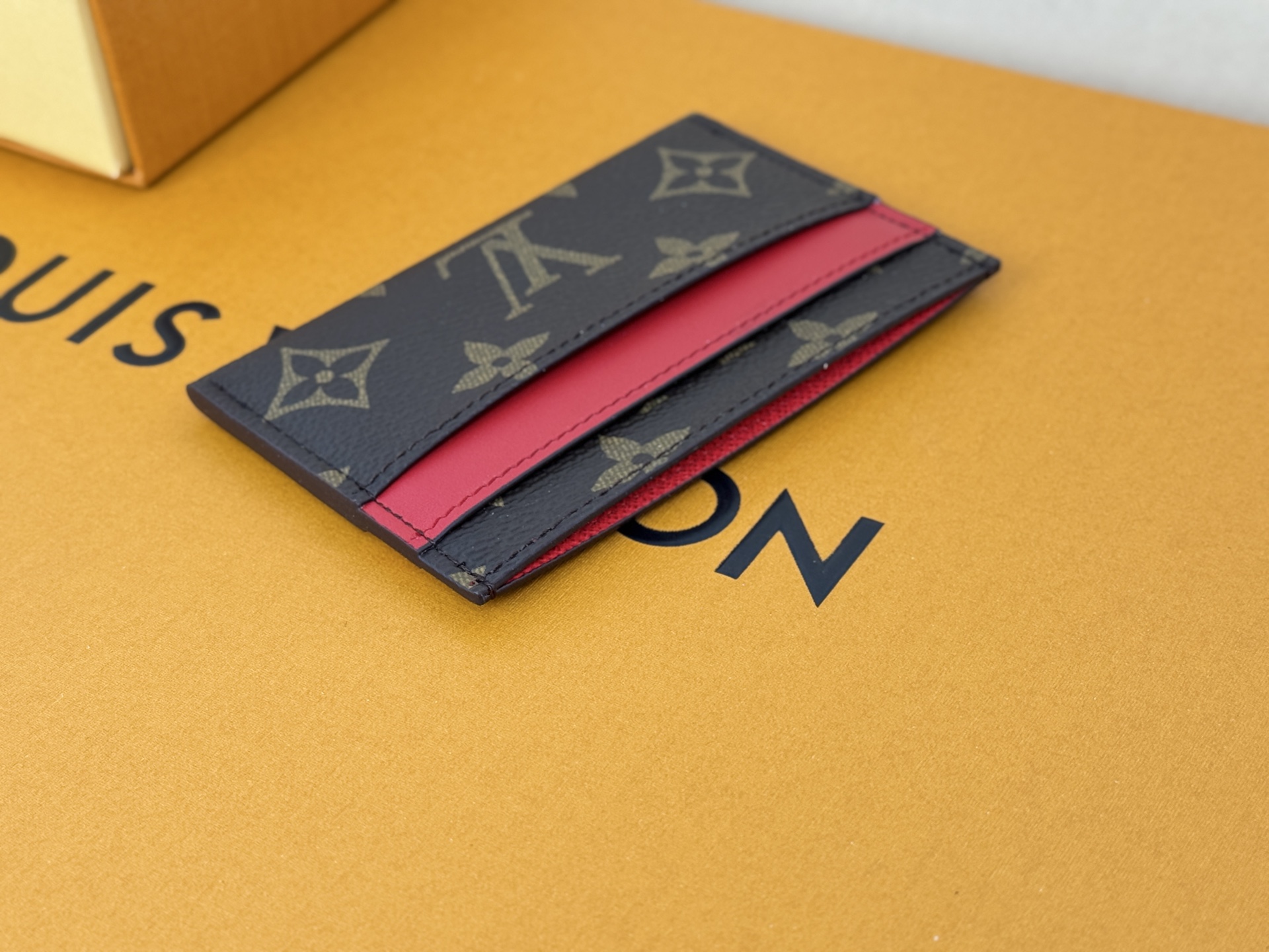 Louis Vuitton M12840 此款采用全新 Monogram Eclipse 涂层帆布材质的卡片夹风格靓丽而