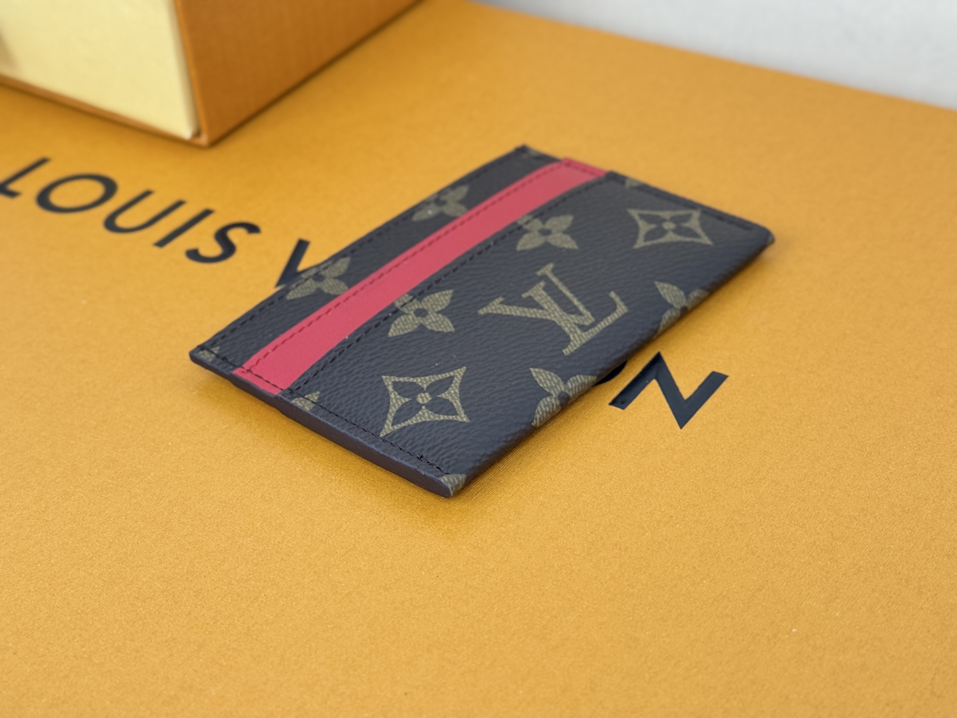Louis Vuitton M12840 此款采用全新 Monogram Eclipse 涂层帆布材质的卡片夹风格靓丽而