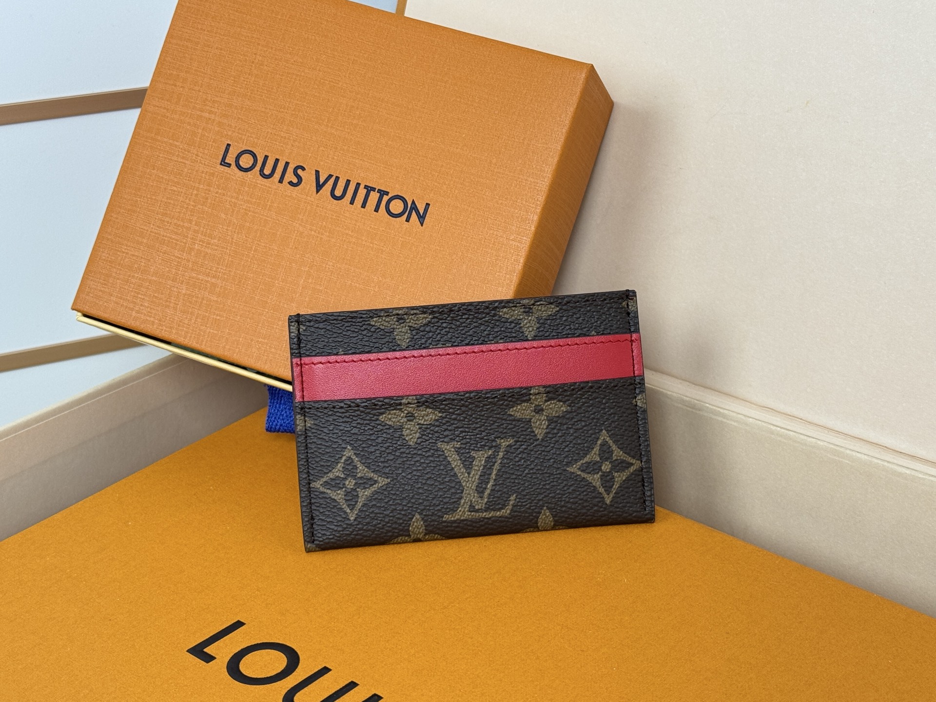 Louis Vuitton M12840 此款采用全新 Monogram Eclipse 涂层帆布材质的卡片夹风格靓丽而