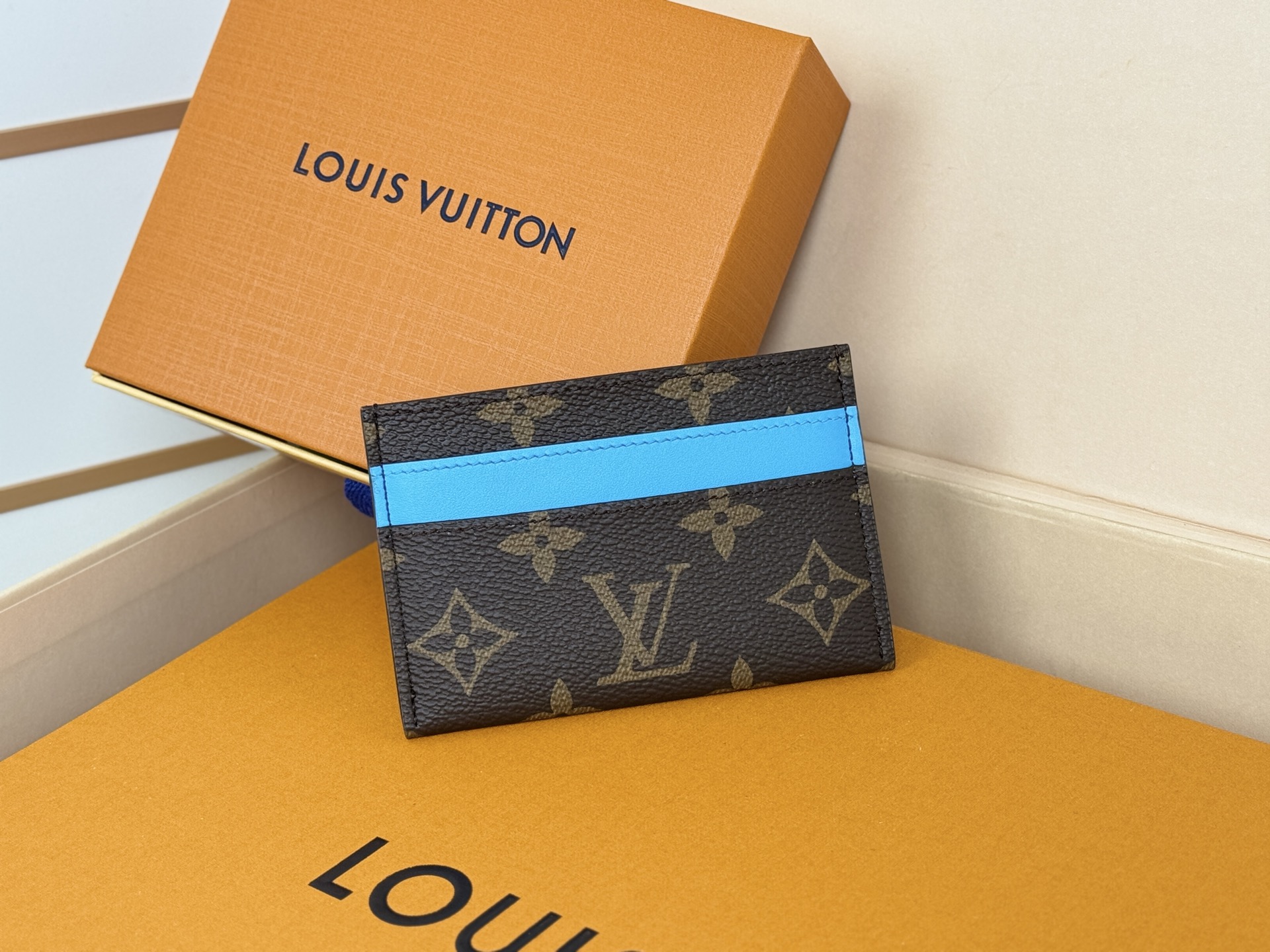 Louis Vuitton M12838此款采用全新 Monogram Eclipse 涂层帆布材质的卡片夹风格靓丽而