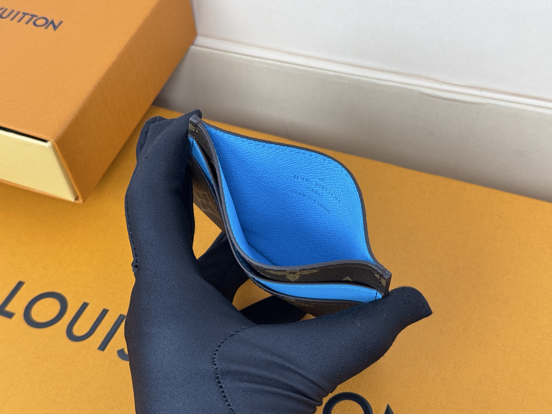 Louis Vuitton M12838此款采用全新 Monogram Eclipse 涂层帆布材质的卡片夹风格靓丽而