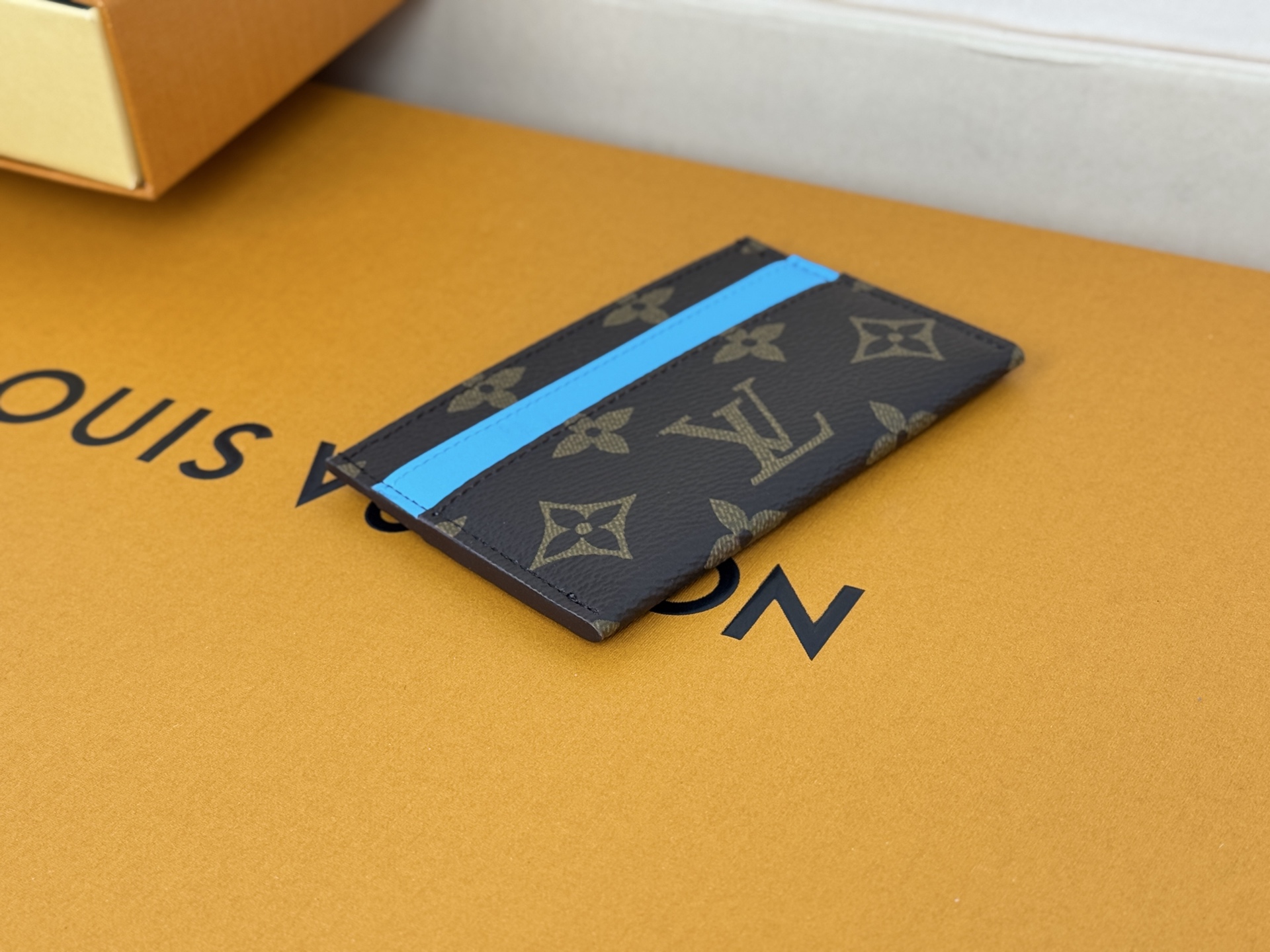 Louis Vuitton M12838此款采用全新 Monogram Eclipse 涂层帆布材质的卡片夹风格靓丽而