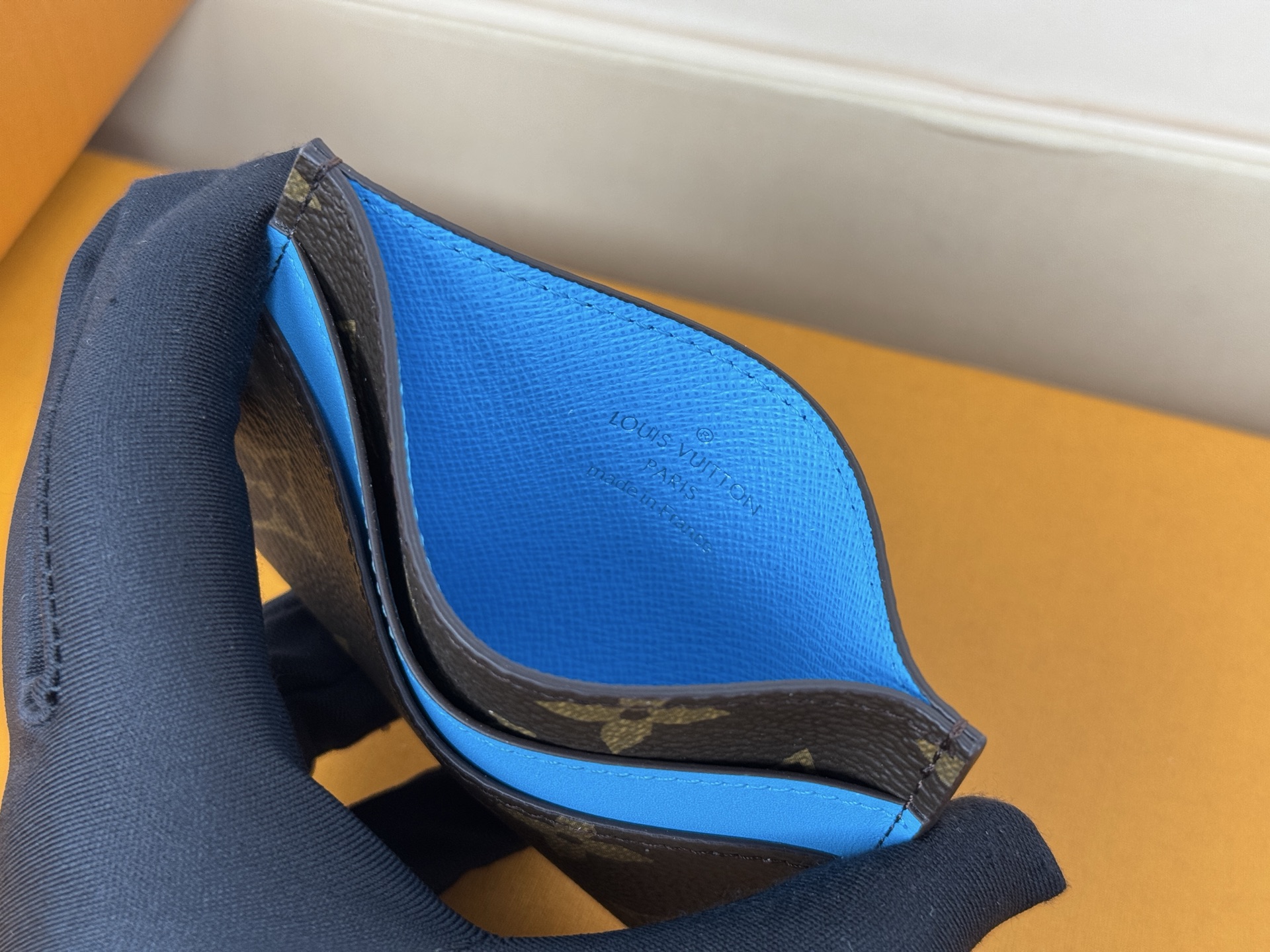 Louis Vuitton M12838此款采用全新 Monogram Eclipse 涂层帆布材质的卡片夹风格靓丽而