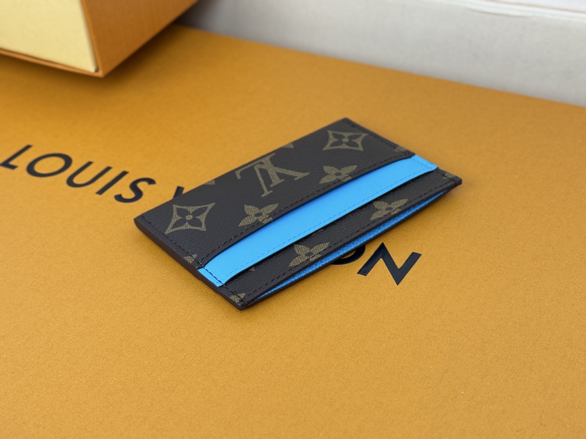Louis Vuitton M12838此款采用全新 Monogram Eclipse 涂层帆布材质的卡片夹风格靓丽而
