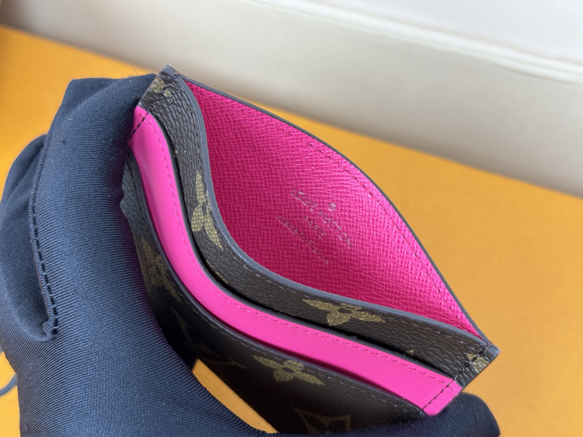 Louis Vuitton M12841 此款采用全新 Monogram Eclipse 涂层帆布材质的卡片夹风格靓丽而