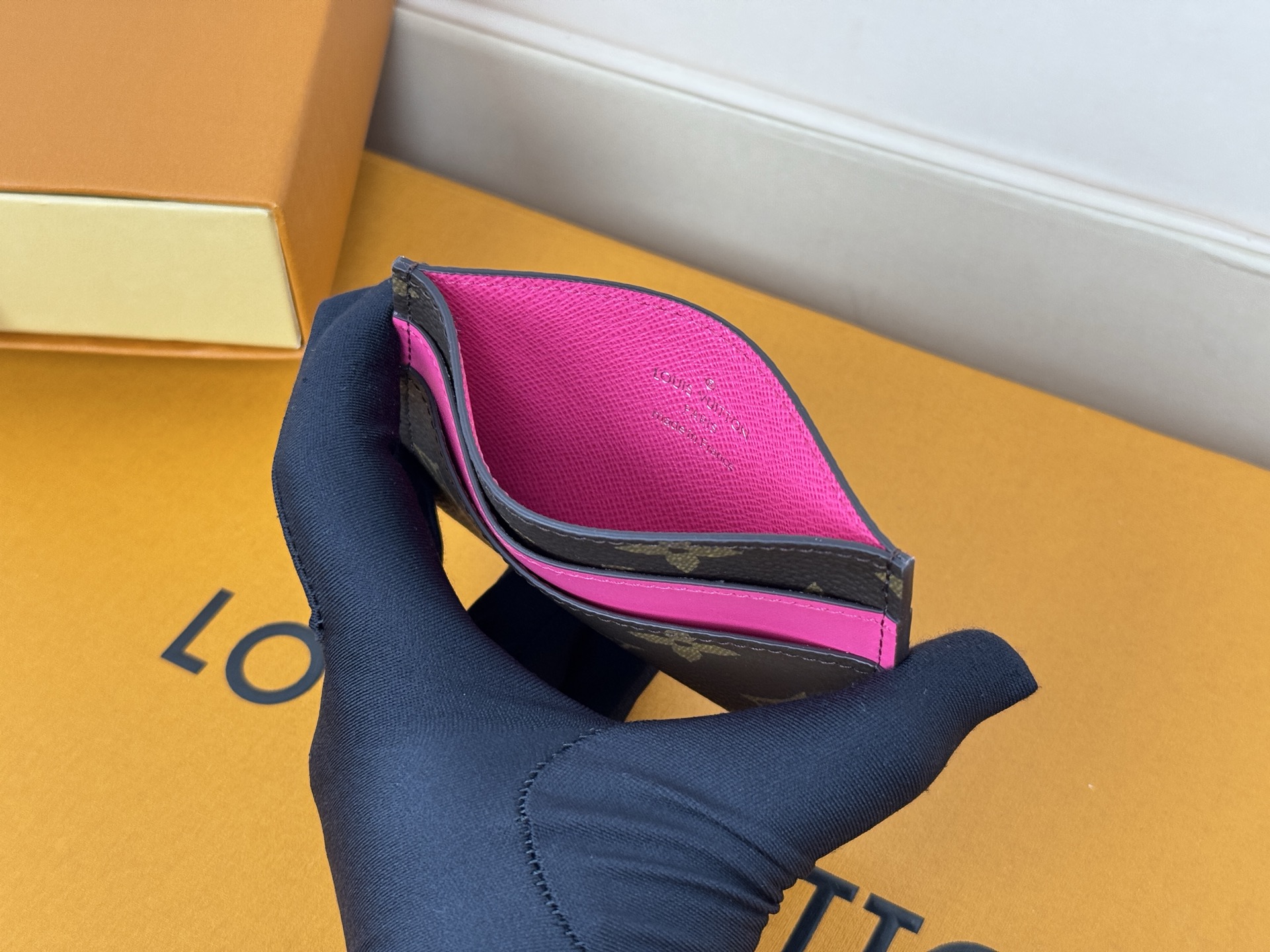Louis Vuitton M12841 此款采用全新 Monogram Eclipse 涂层帆布材质的卡片夹风格靓丽而