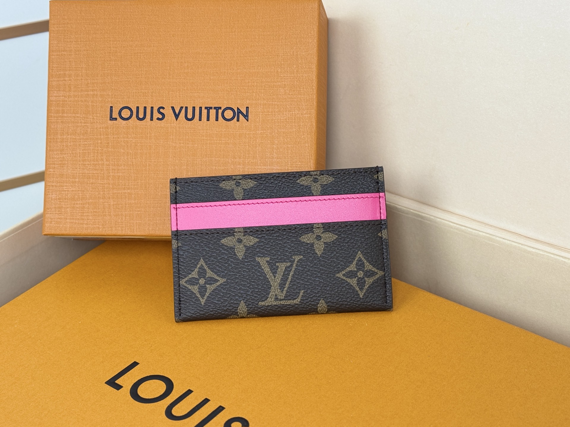 Louis Vuitton M12841 此款采用全新 Monogram Eclipse 涂层帆布材质的卡片夹风格靓丽而
