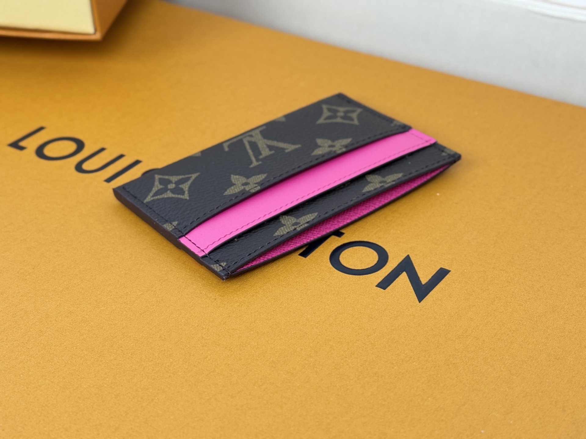 Louis Vuitton M12841 此款采用全新 Monogram Eclipse 涂层帆布材质的卡片夹风格靓丽而