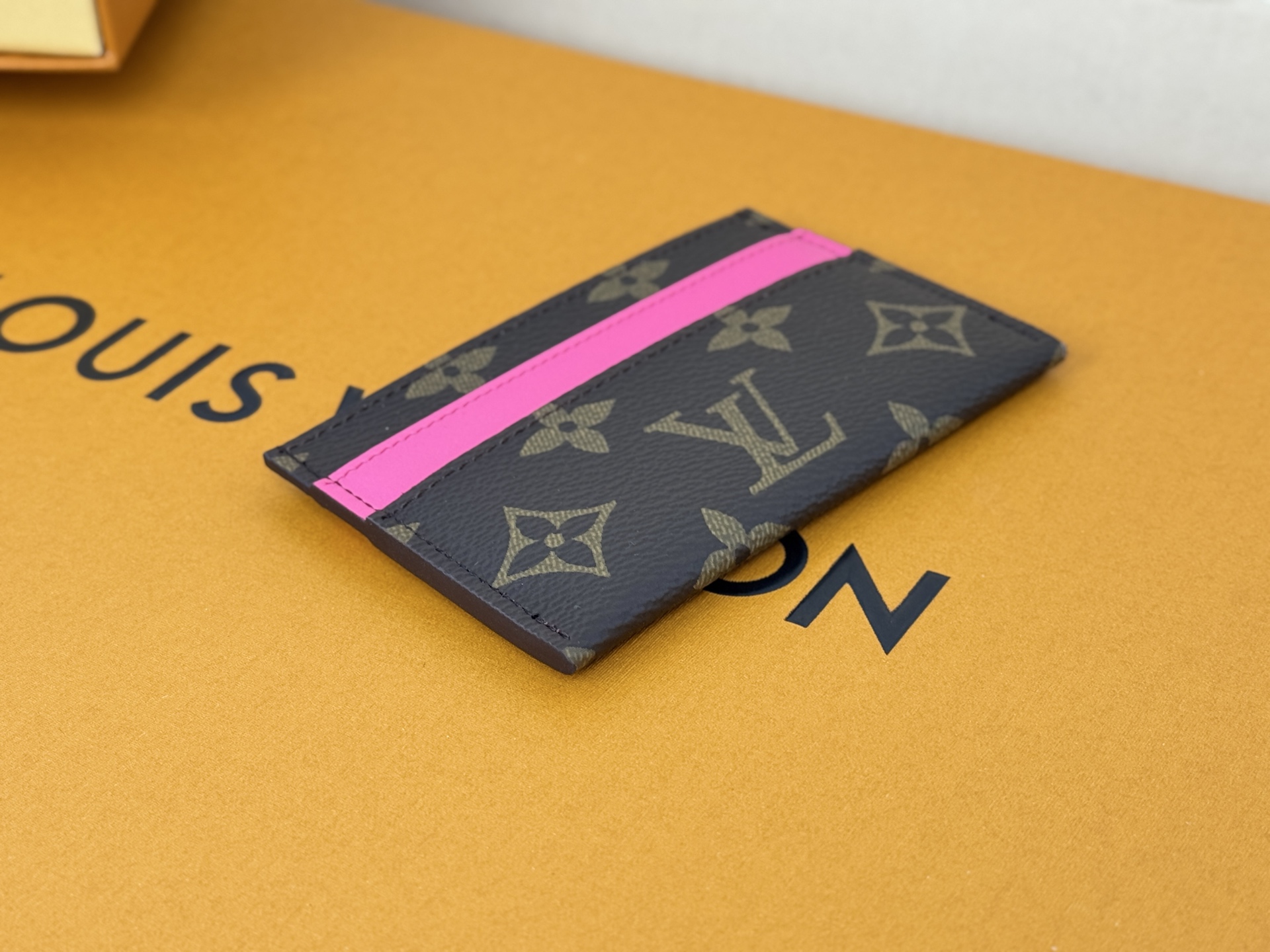 Louis Vuitton M12841 此款采用全新 Monogram Eclipse 涂层帆布材质的卡片夹风格靓丽而