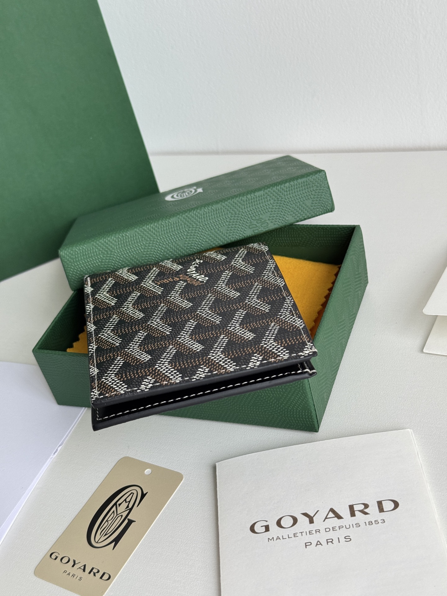 戈雅財布短款 - 8格カード入れ付きのスタイリッシュなデザイン