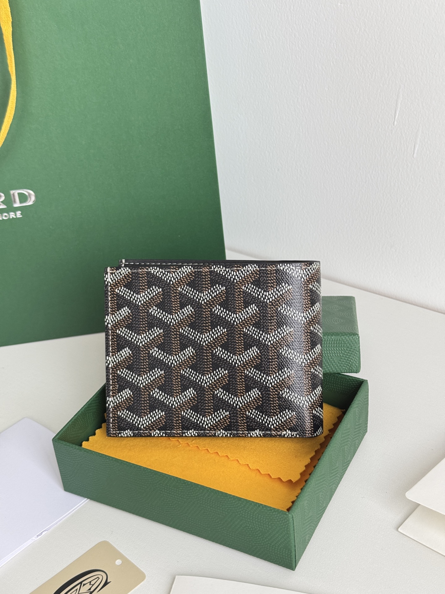 戈雅財布短款 - 8格カード入れ付きのスタイリッシュなデザイン