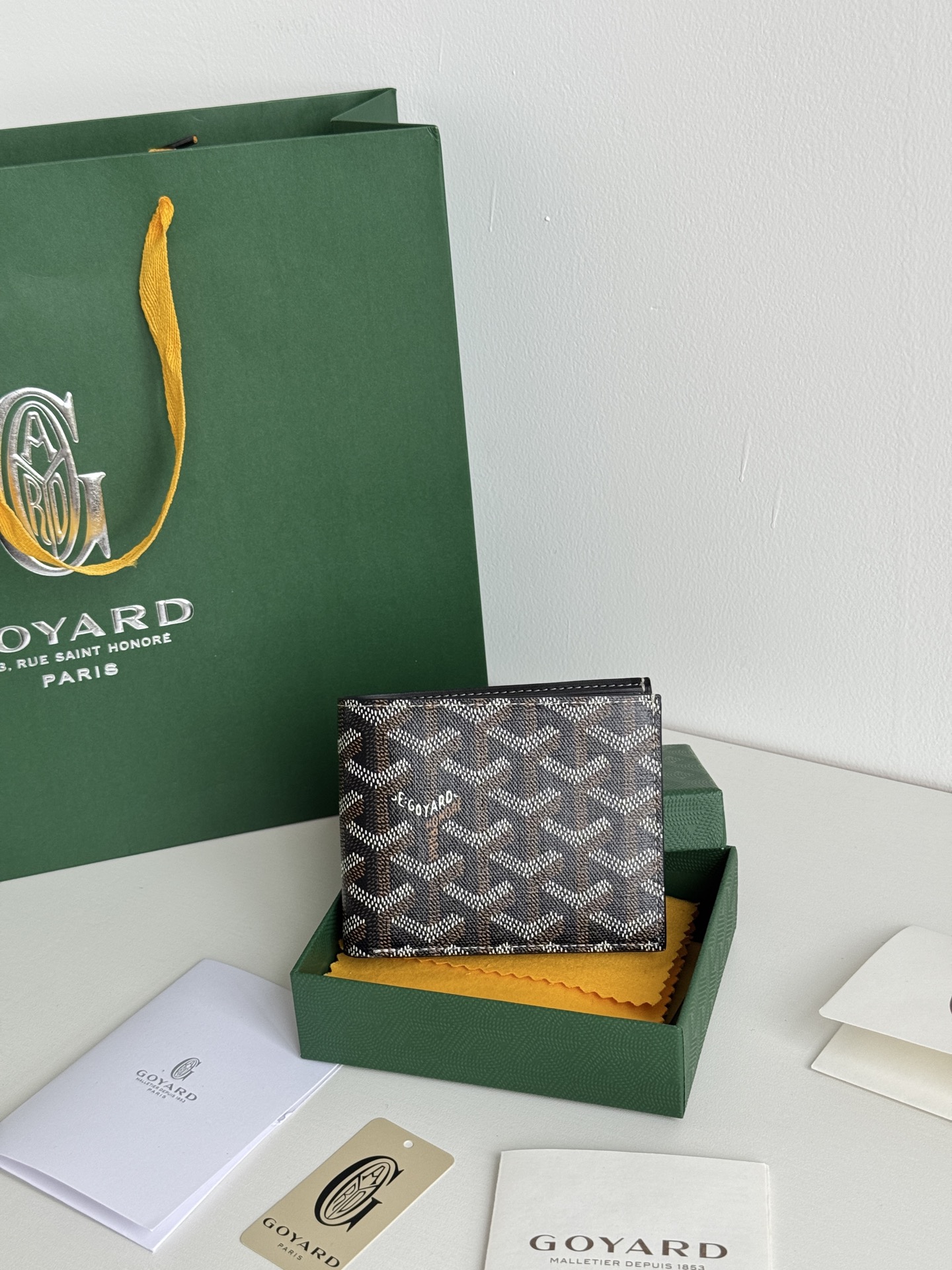 戈雅財布短款 - 8格カード入れ付きのスタイリッシュなデザイン