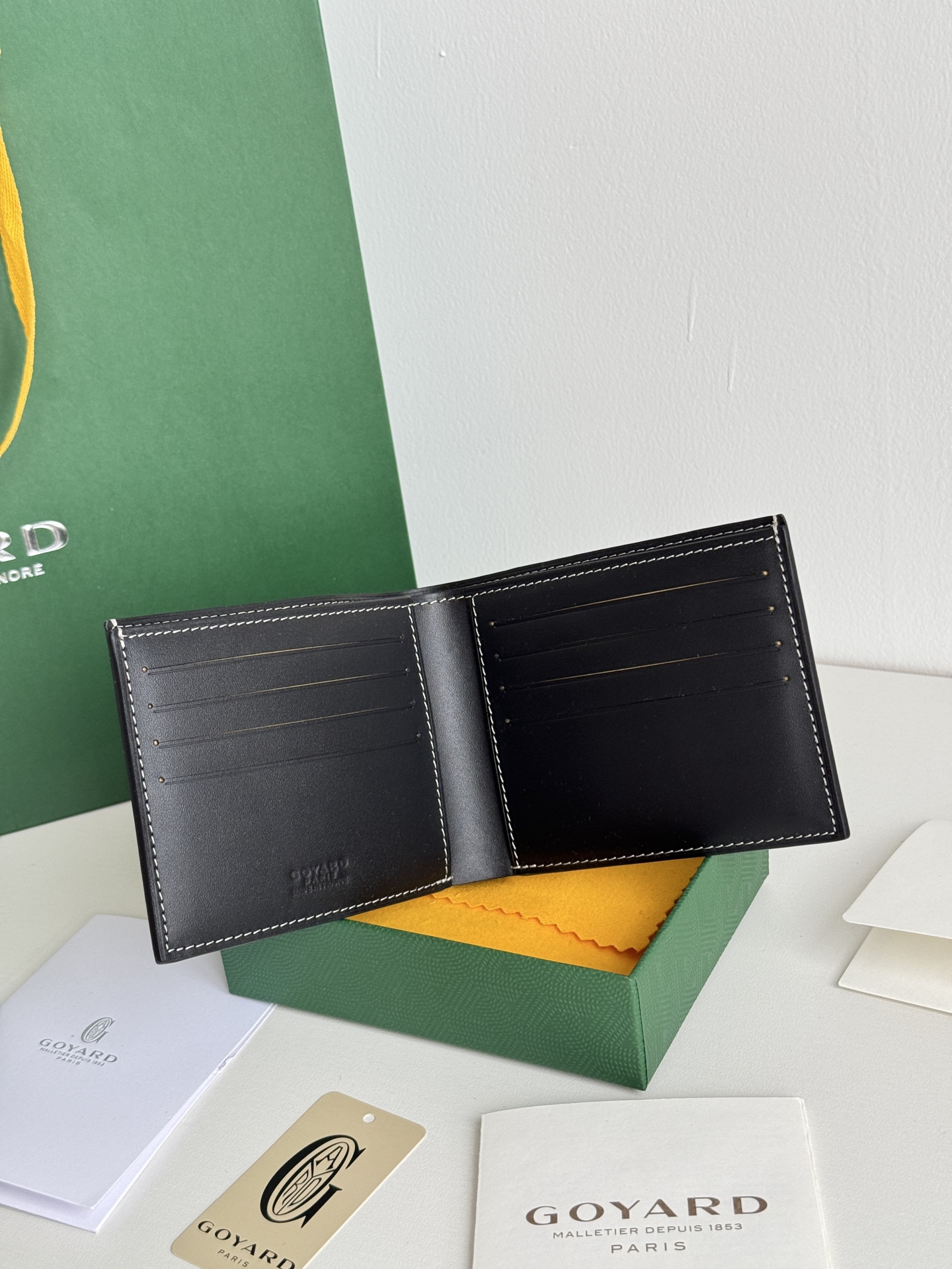 戈雅財布短款 - 8格カード入れ付きのスタイリッシュなデザイン