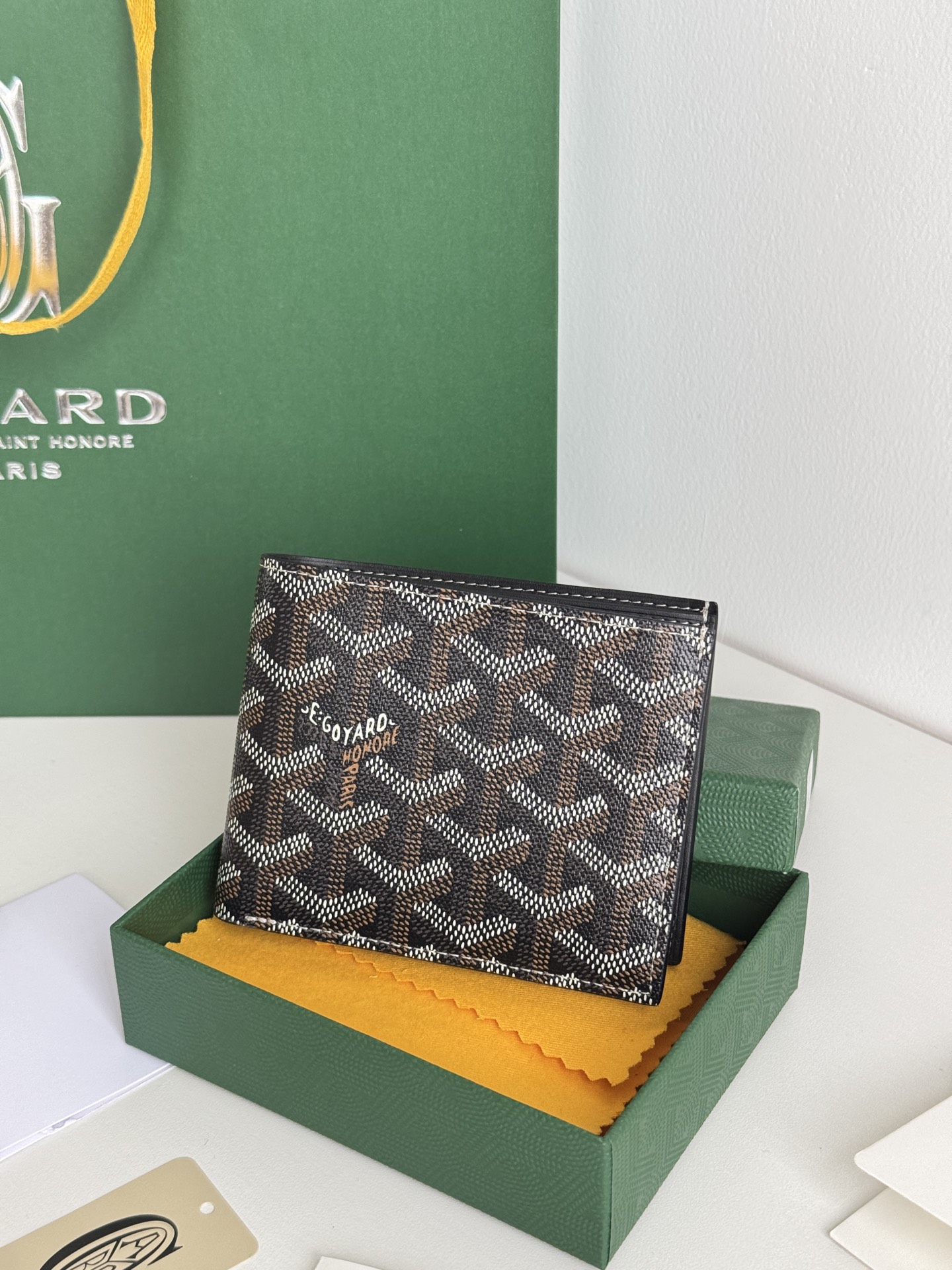 戈雅財布短款 - 8格カード入れ付きのスタイリッシュなデザイン