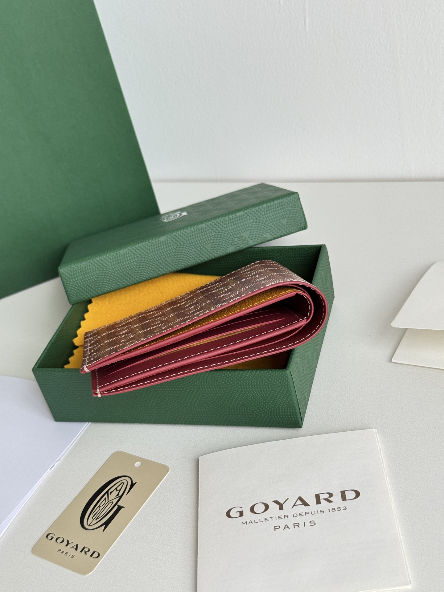 戈雅財布短款 - クラシックで実用的な8格カード収納