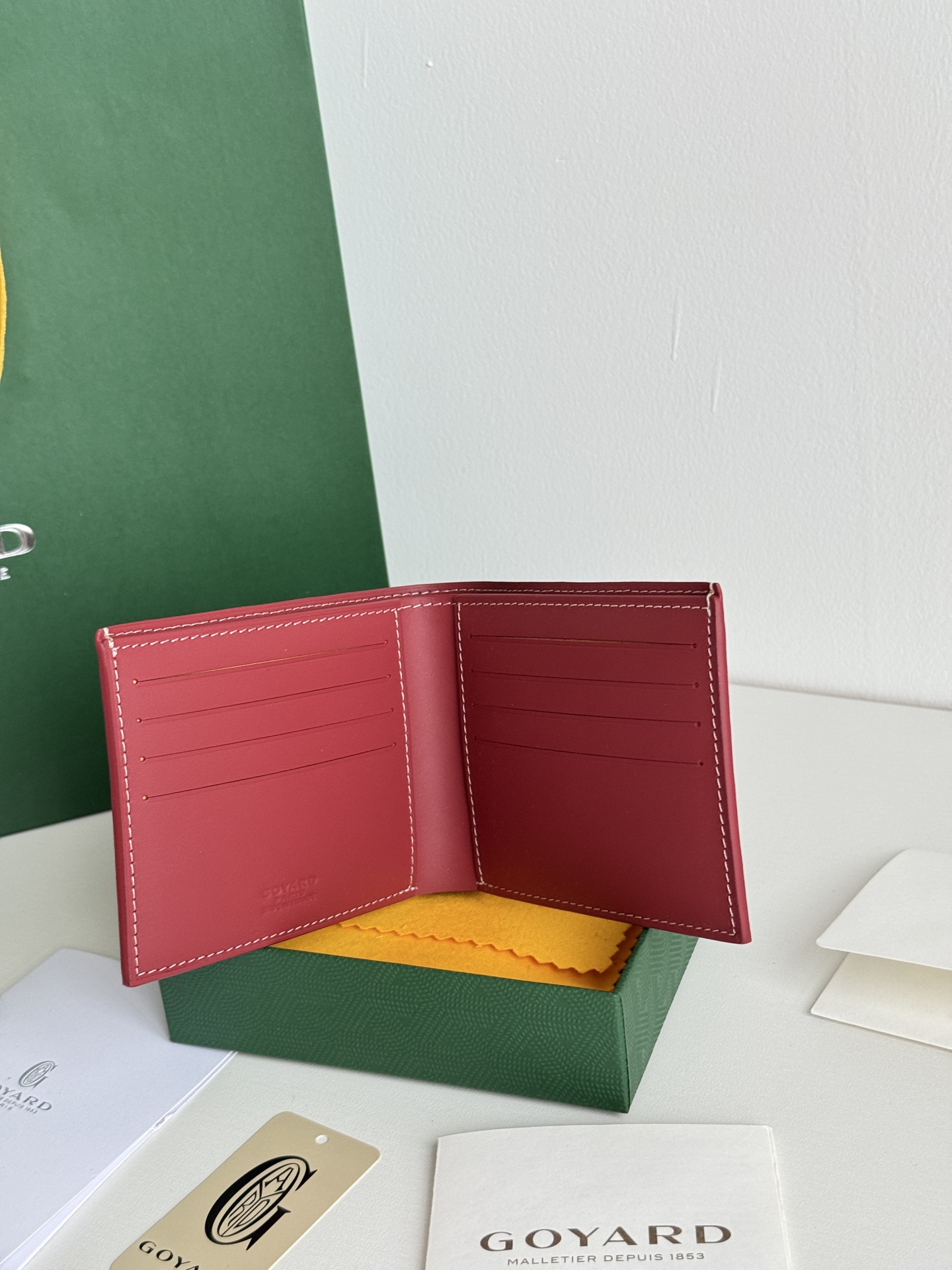 戈雅財布短款 - クラシックで実用的な8格カード収納