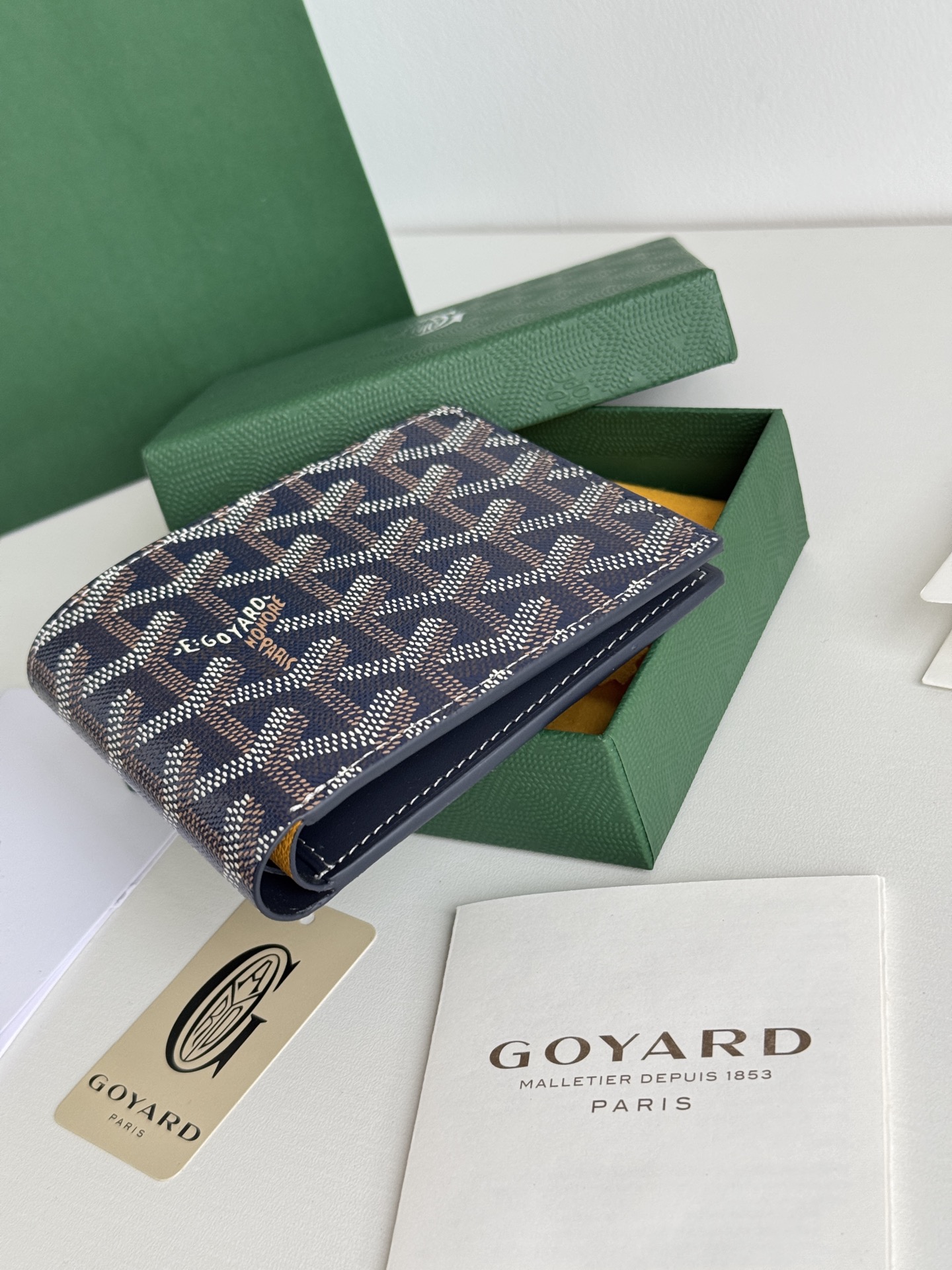 戈雅財布短款 - スタイリッシュな8格カードポケット付き