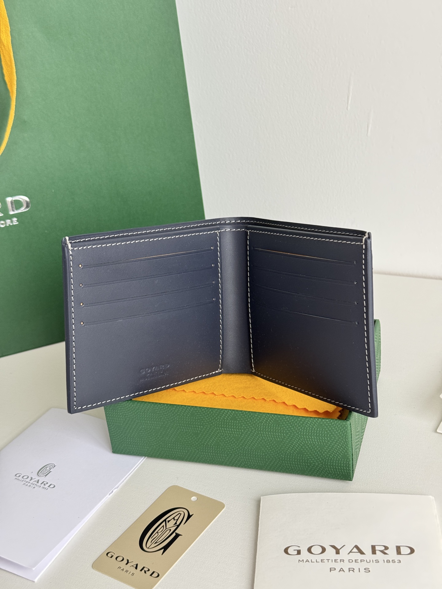 戈雅財布短款 - スタイリッシュな8格カードポケット付き