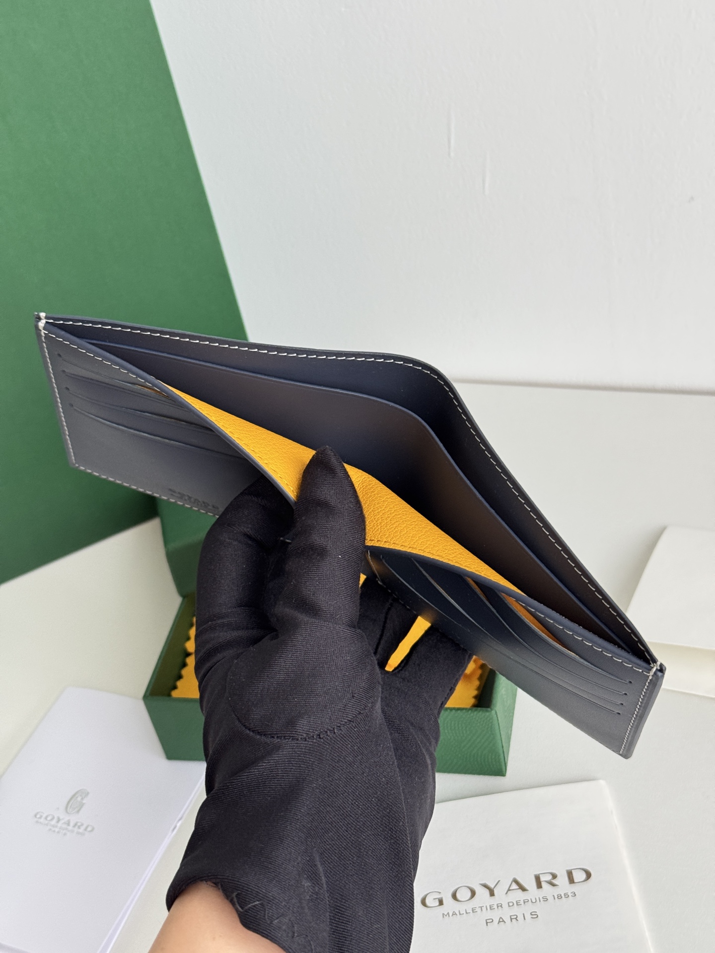 戈雅財布短款 - スタイリッシュな8格カードポケット付き